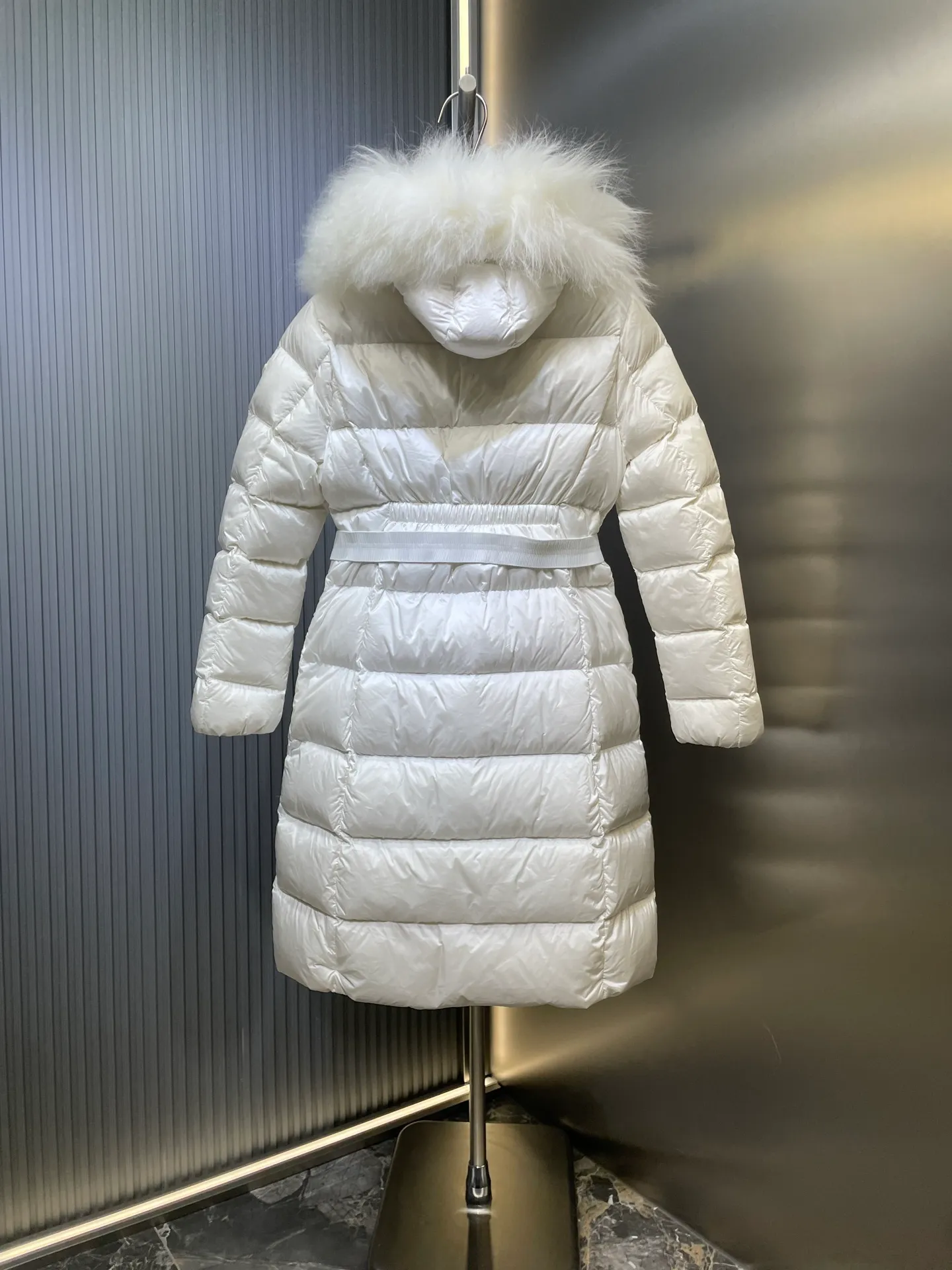 P1300 Long Moncler🌟Women's waist-cinching large fur collar long down jacket. Fashionable waist-cinching fur collar down jacket, designed with nylon Leger carved lines, down filling and iconic Boudin quil seams. Stretch straps at the waist give you a slim and feminine look. A zipper closure with dual zipper pulls and a removable frost fox edge on the hood let you customize the style to suit your climate and needs. The "paper down jacket" made by Heavy Industry will become a new member of the thin style in autumn and winter. The material has a glossy feel, is very light, and has a particularly delicate feel. Wearing it on the body feels lighter and warmer.  The fine and smooth craftsmanship ensures the silhouette of the clothes. The classic down hood and detachable fox fur collar are fluffy, soft and textured. You can intuitively feel its high quality with the naked eye. The fine and visible fur can easily create a small V-face.  The windproof pockets and back waistband design make the entire down jacket slimmer and more fashionable!          Color: Black Size: 1-4