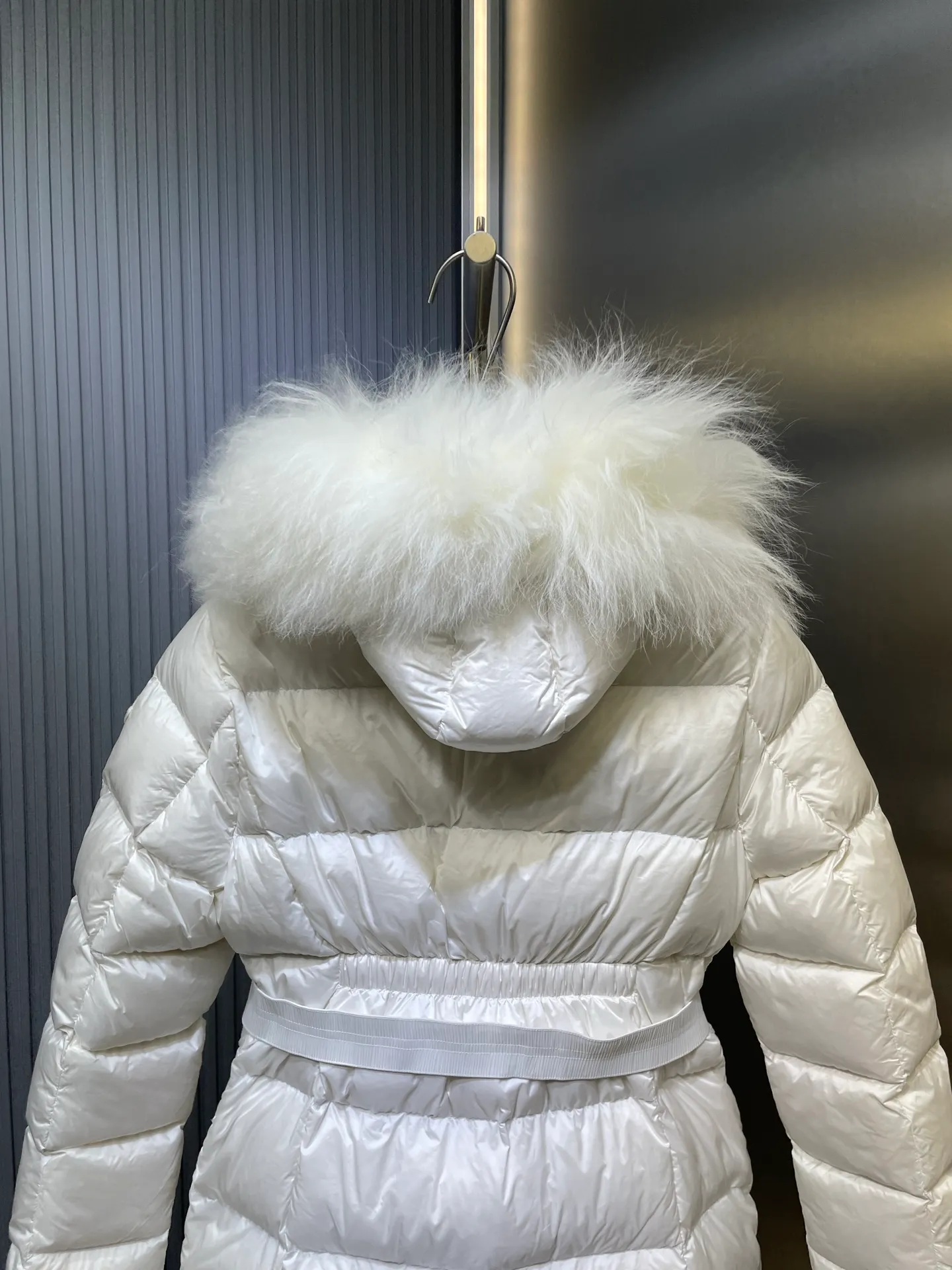 P1300 Long Moncler🌟Women's waist-cinching large fur collar long down jacket. Fashionable waist-cinching fur collar down jacket, designed with nylon Leger carved lines, down filling and iconic Boudin quil seams. Stretch straps at the waist give you a slim and feminine look. A zipper closure with dual zipper pulls and a removable frost fox edge on the hood let you customize the style to suit your climate and needs. The "paper down jacket" made by Heavy Industry will become a new member of the thin style in autumn and winter. The material has a glossy feel, is very light, and has a particularly delicate feel. Wearing it on the body feels lighter and warmer.  The fine and smooth craftsmanship ensures the silhouette of the clothes. The classic down hood and detachable fox fur collar are fluffy, soft and textured. You can intuitively feel its high quality with the naked eye. The fine and visible fur can easily create a small V-face.  The windproof pockets and back waistband design make the entire down jacket slimmer and more fashionable!          Color: Black Size: 1-4