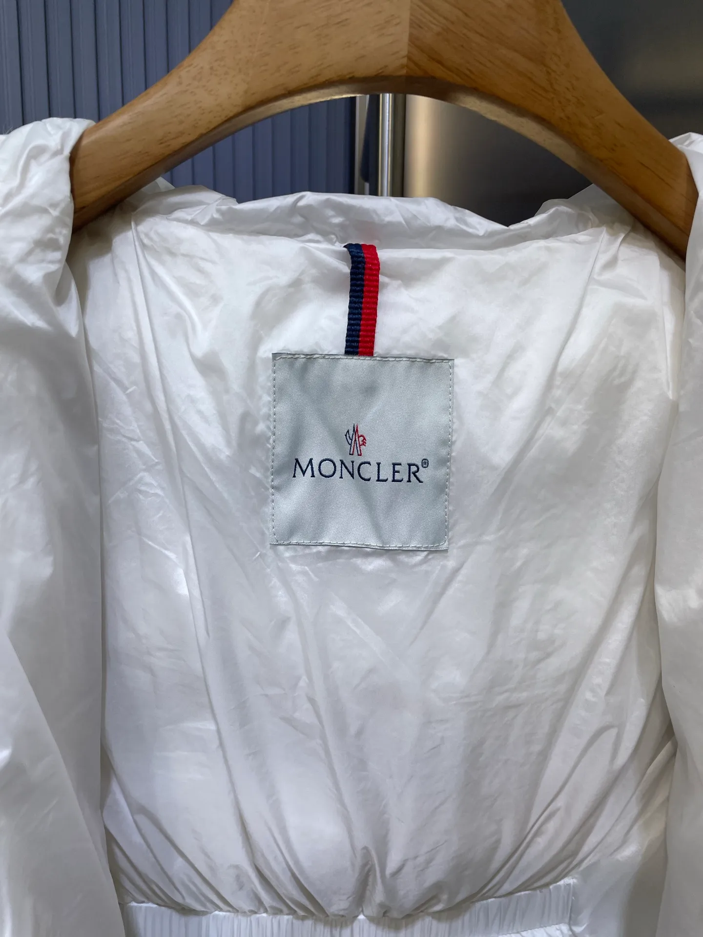 P1300 Long Moncler🌟Women's waist-cinching large fur collar long down jacket. Fashionable waist-cinching fur collar down jacket, designed with nylon Leger carved lines, down filling and iconic Boudin quil seams. Stretch straps at the waist give you a slim and feminine look. A zipper closure with dual zipper pulls and a removable frost fox edge on the hood let you customize the style to suit your climate and needs. The "paper down jacket" made by Heavy Industry will become a new member of the thin style in autumn and winter. The material has a glossy feel, is very light, and has a particularly delicate feel. Wearing it on the body feels lighter and warmer.  The fine and smooth craftsmanship ensures the silhouette of the clothes. The classic down hood and detachable fox fur collar are fluffy, soft and textured. You can intuitively feel its high quality with the naked eye. The fine and visible fur can easily create a small V-face.  The windproof pockets and back waistband design make the entire down jacket slimmer and more fashionable!          Color: Black Size: 1-4