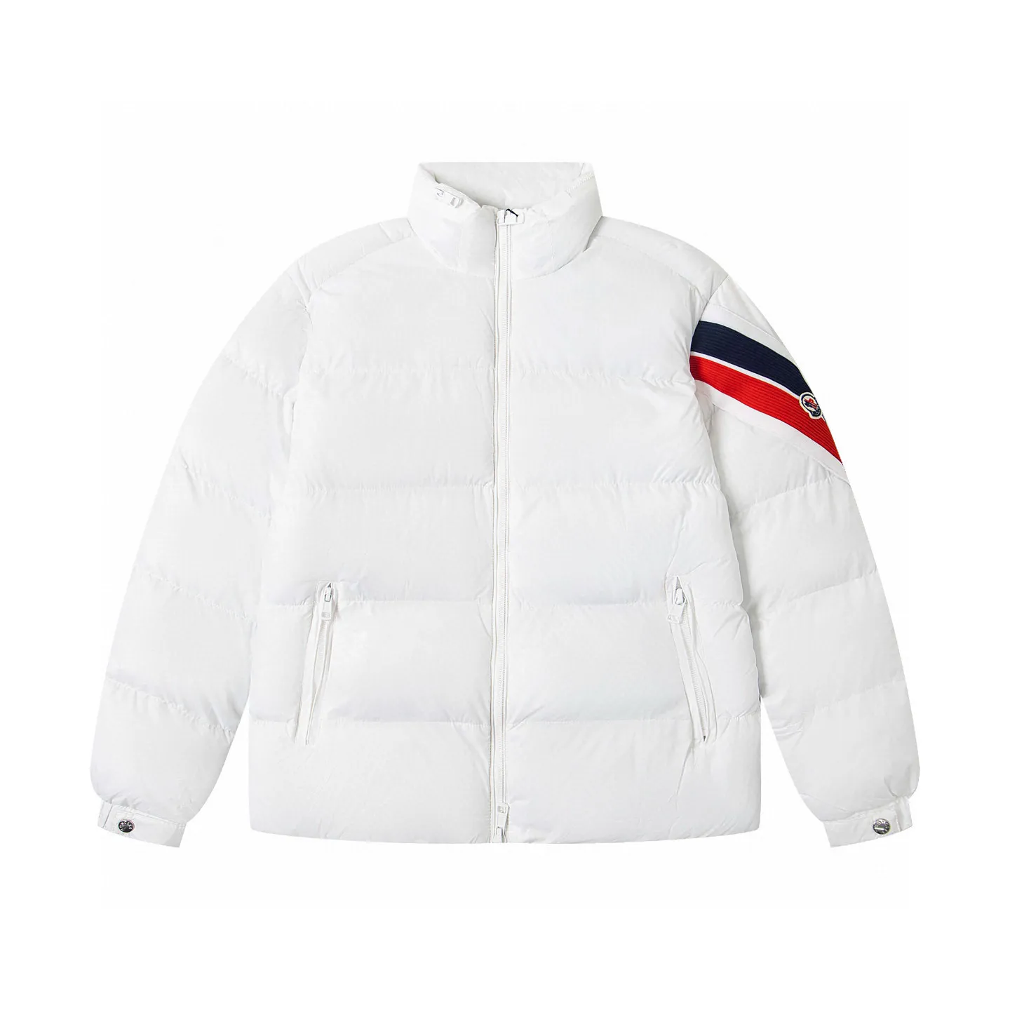 P350 MONCLER/muzzled short matte custom-made webbing cotton jacket, custom-developed hardware accessories, all details are fully processed! We have extremely high requirements for auxiliary materials. We use bile cloth imported from the United States, the price is even close to the price of the fabric, high-density super soft and anti-drilling cotton, the fabric is nano matte fabric, the density reaches 420T. It has good hand feel, high grade, good recovery and high resilience! Clothes are handmade products, and the skill of the workers is very important. The workers are all selected and have been working for many years. The public price is 1.5 times that of ordinary workers. Of course, the clothes produced are simply unmatched by small workshops outside.