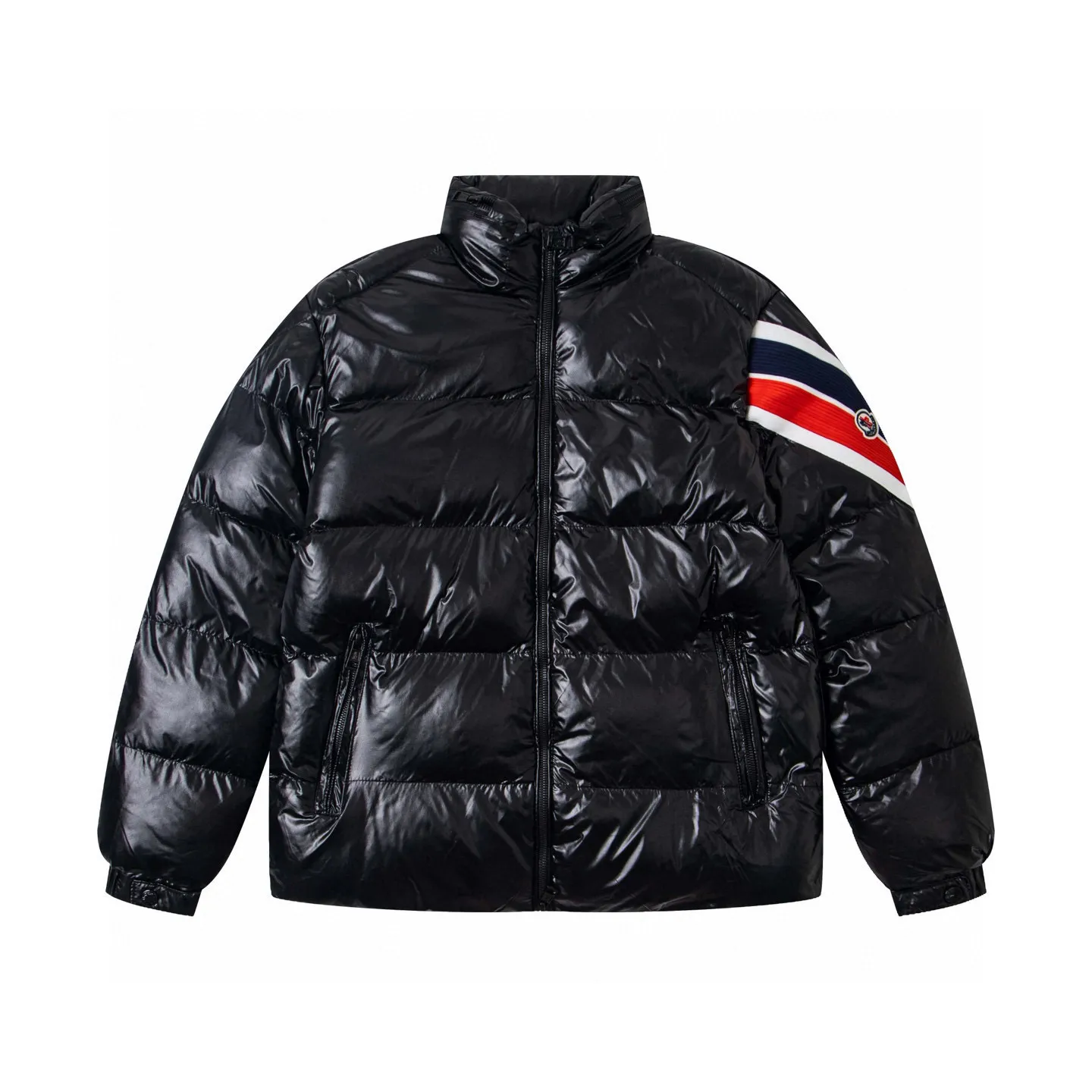 P350 MONCLER/muzzled short matte custom-made webbing cotton jacket, custom-developed hardware accessories, all details are fully processed! We have extremely high requirements for auxiliary materials. We use bile cloth imported from the United States, the price is even close to the price of the fabric, high-density super soft and anti-drilling cotton, the fabric is nano matte fabric, the density reaches 420T. It has good hand feel, high grade, good recovery and high resilience! Clothes are handmade products, and the skill of the workers is very important. The workers are all selected and have been working for many years. The public price is 1.5 times that of ordinary workers. Of course, the clothes produced are simply unmatched by small workshops outside.