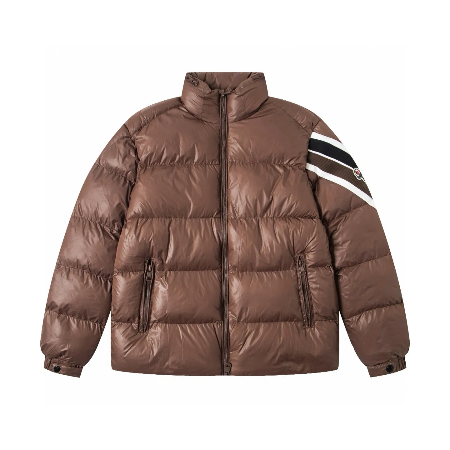 P350 MONCLER/muzzled short matte custom-made webbing cotton jacket, custom-developed hardware accessories, all details are fully processed! We have extremely high requirements for auxiliary materials. We use bile cloth imported from the United States, the price is even close to the price of the fabric, high-density super soft and anti-drilling cotton, the fabric is nano matte fabric, the density reaches 420T. It has good hand feel, high grade, good recovery and high resilience! Clothes are handmade products, and the skill of the workers is very important. The workers are all selected and have been working for many years. The public price is 1.5 times that of ordinary workers. Of course, the clothes produced are simply unmatched by small workshops outside.