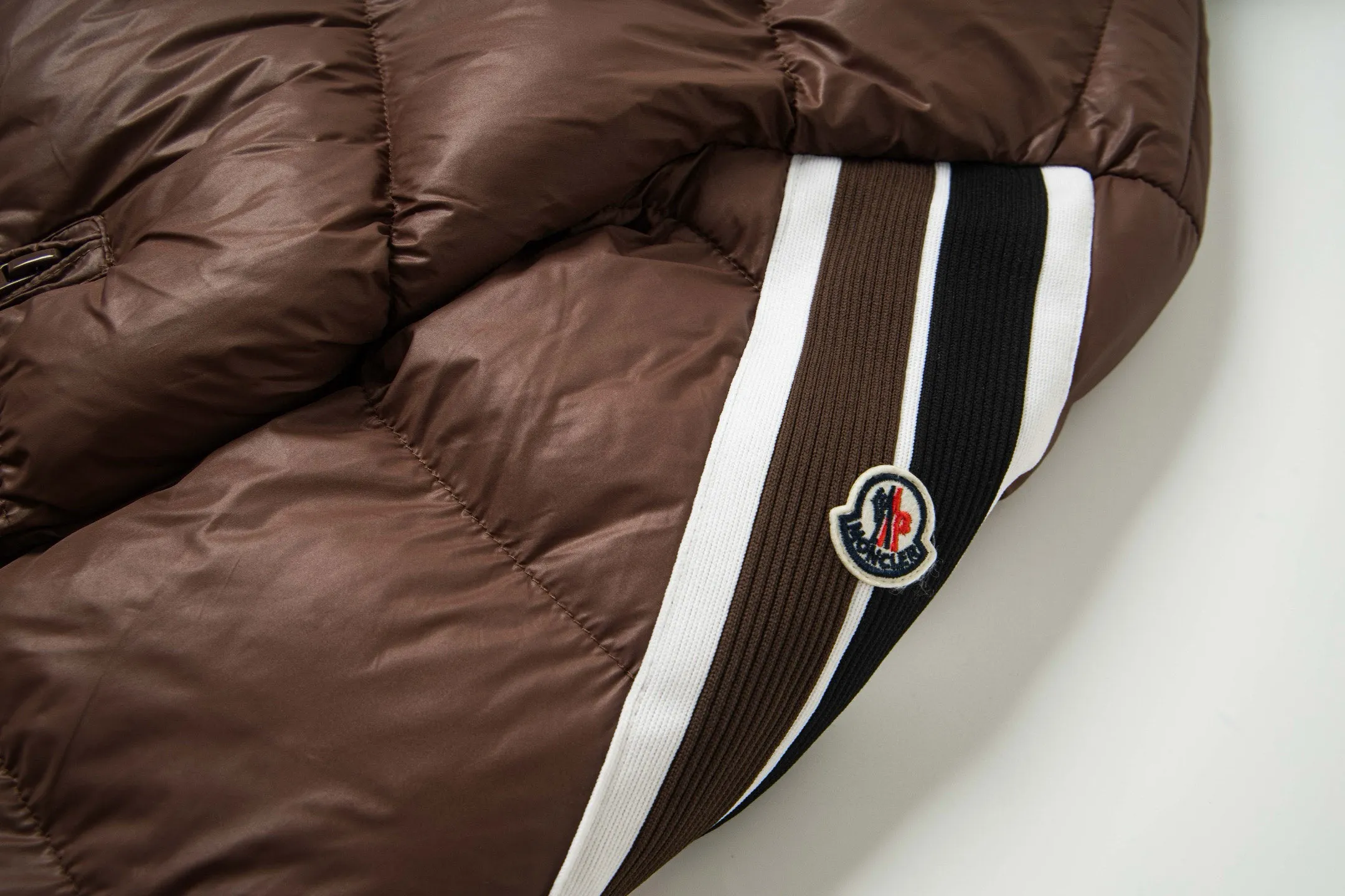 P350 MONCLER/muzzled short matte custom-made webbing cotton jacket, custom-developed hardware accessories, all details are fully processed! We have extremely high requirements for auxiliary materials. We use bile cloth imported from the United States, the price is even close to the price of the fabric, high-density super soft and anti-drilling cotton, the fabric is nano matte fabric, the density reaches 420T. It has good hand feel, high grade, good recovery and high resilience! Clothes are handmade products, and the skill of the workers is very important. The workers are all selected and have been working for many years. The public price is 1.5 times that of ordinary workers. Of course, the clothes produced are simply unmatched by small workshops outside.