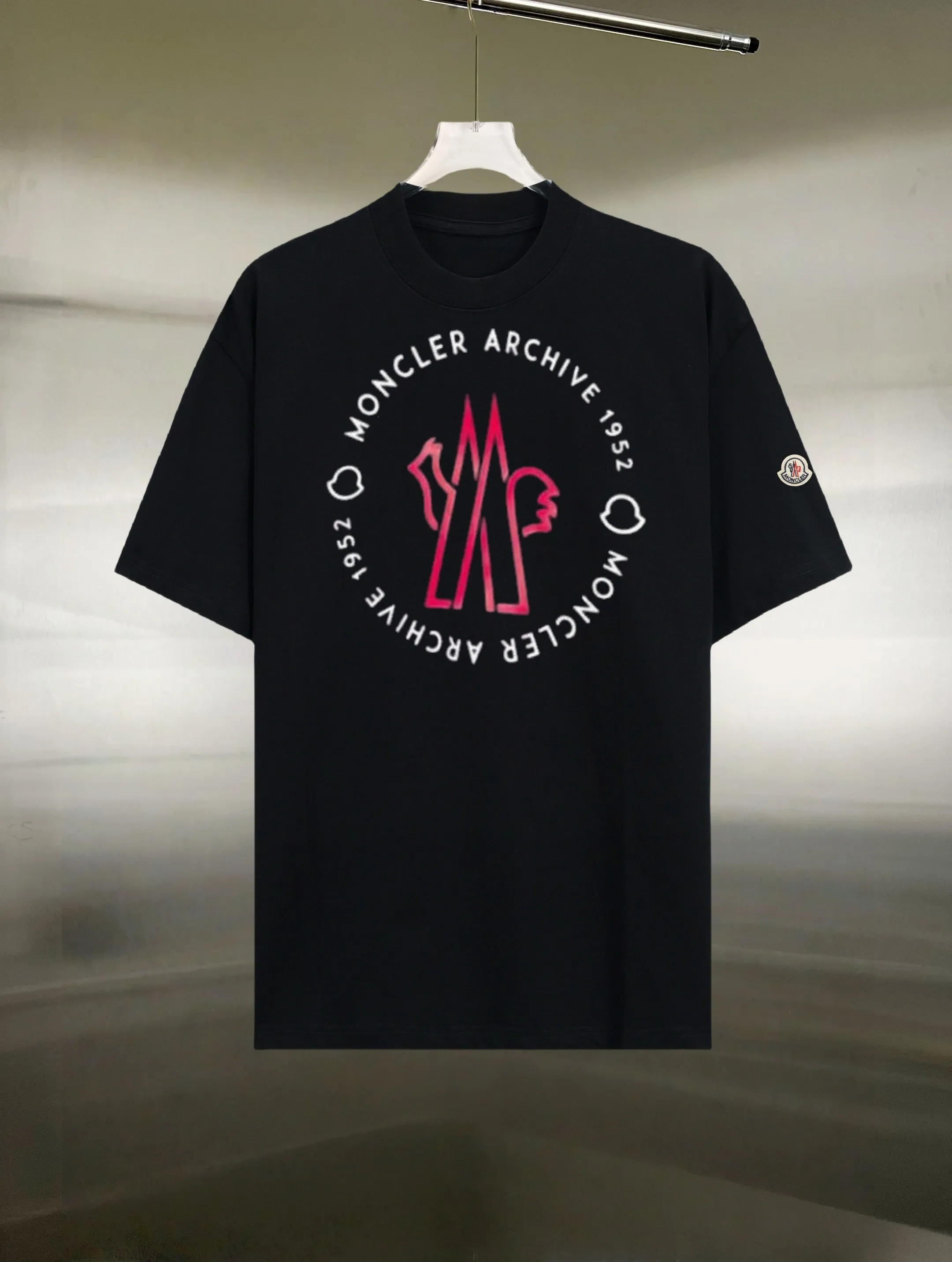 P130 Style: Moncler/muzzled short-sleeved T-shirt Fabric: 300g double yarn 100% cotton Rib: 320g Solona Process: Printing Color: White Black Size: S M L XL XXL No gender distinction, same style for men and women