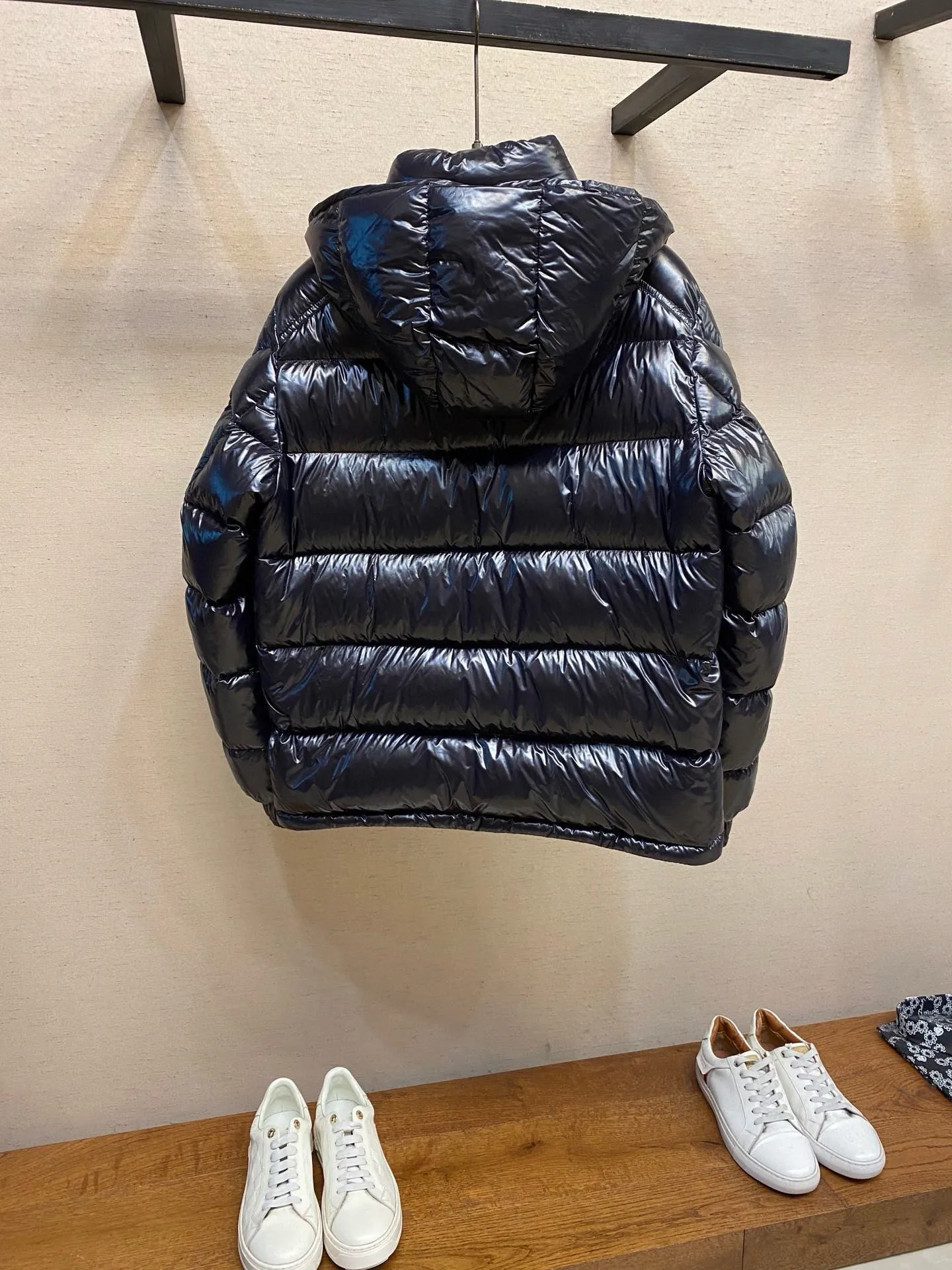 P780 MONCLER Meng Maya Down Jacket: Color/Black Size: M. L. Zipper pendant with custom logo Fabric: 400D bright nylon, anti-fouling, anti-wrinkle, waterproof and windproof, very wear-resistant, breathable and comfortable.           Embroidery: Straight lines, smooth curves, dense and neat stitches, no jagged edges, flat embroidery surface, no skewed threads, consistent stitch length, no bottom exposed, no overlap, smooth embroidery surface, no ink marks and other stains. Advanced imported embroidery machines are used to ensure embroidery quality.