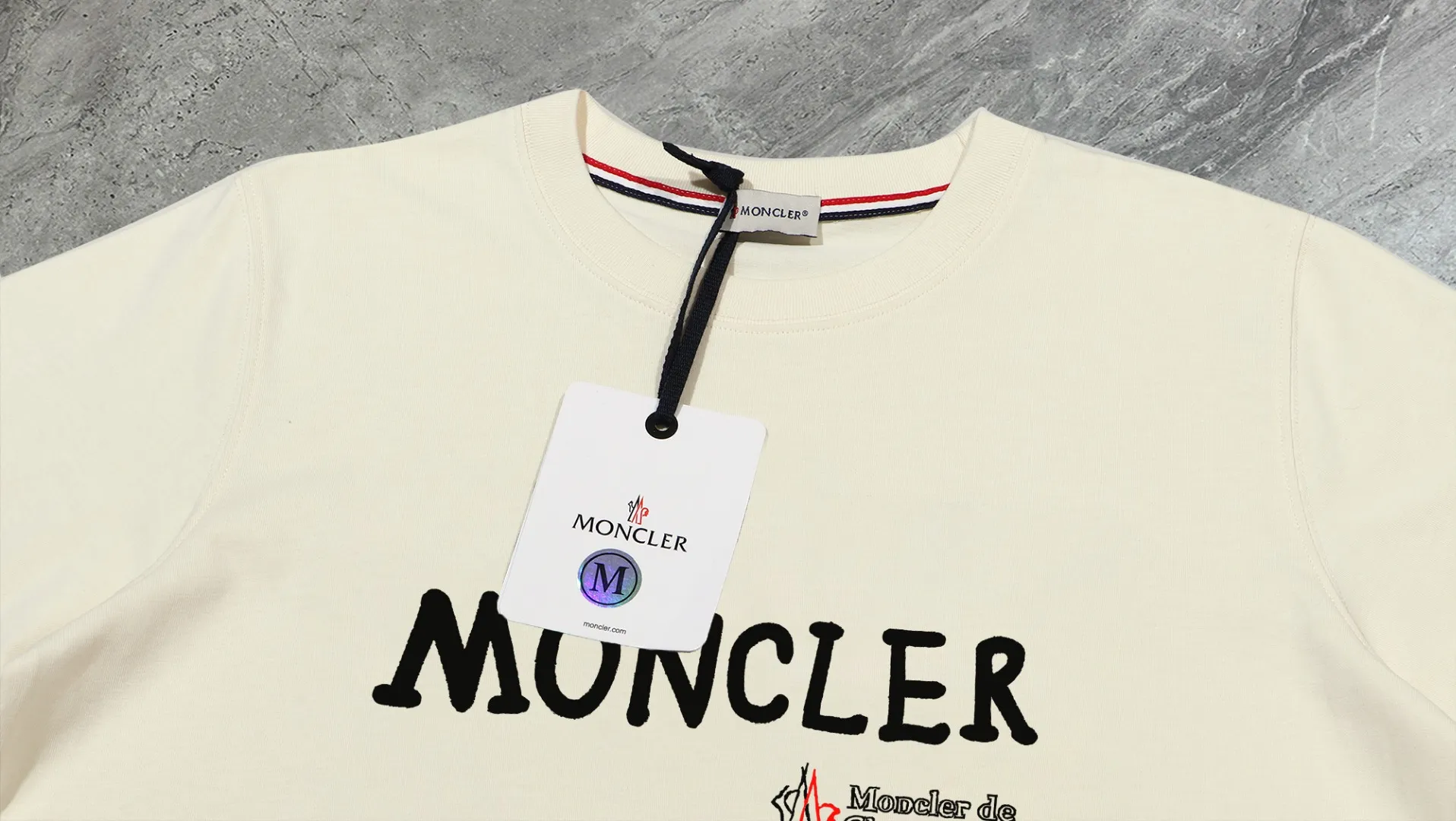 P140 💰Upgraded version "Mobile phone smart sensor ~ NFC chip armband ~ direct access to the official website for anti-counterfeiting" "Moncler ~ Mouth Mouth" 2025 new high-quality round neck short-sleeved T-shirt. The cuffs have imported embroidered labels. Customized dyeing, very comfortable to touch. Super versatile and good-looking short-sleeved. Complete with three labels. Non-market ordinary version. Feel free to compare. Quality is absolutely guaranteed! ‼ First of all, this original fabric is all custom-woven with 32-count double yarn fabric, 250G, and the weight is the same‼ Fine workmanship, double waistcoat method, double waistcoat method, double waistcoat method makes the whole dress more three-dimensional, which is not a craft that ordinary T-shirts can achieve🤪 Size: S-M-L-XL-2XL Color: black, white, apricot, same style for men and women