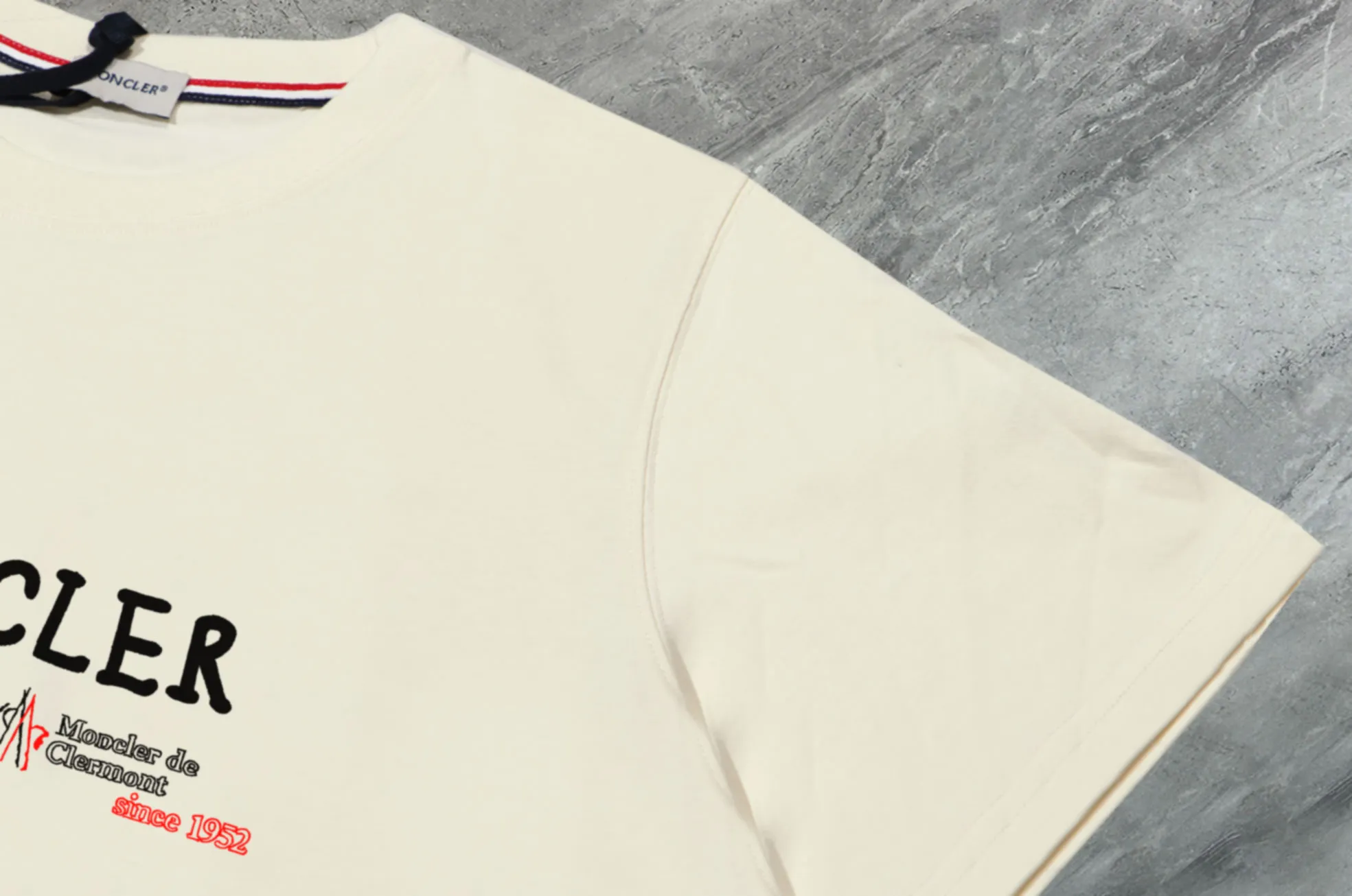 P140 💰Upgraded version "Mobile phone smart sensor ~ NFC chip armband ~ direct access to the official website for anti-counterfeiting" "Moncler ~ Mouth Mouth" 2025 new high-quality round neck short-sleeved T-shirt. The cuffs have imported embroidered labels. Customized dyeing, very comfortable to touch. Super versatile and good-looking short-sleeved. Complete with three labels. Non-market ordinary version. Feel free to compare. Quality is absolutely guaranteed! ‼ First of all, this original fabric is all custom-woven with 32-count double yarn fabric, 250G, and the weight is the same‼ Fine workmanship, double waistcoat method, double waistcoat method, double waistcoat method makes the whole dress more three-dimensional, which is not a craft that ordinary T-shirts can achieve🤪 Size: S-M-L-XL-2XL Color: black, white, apricot, same style for men and women