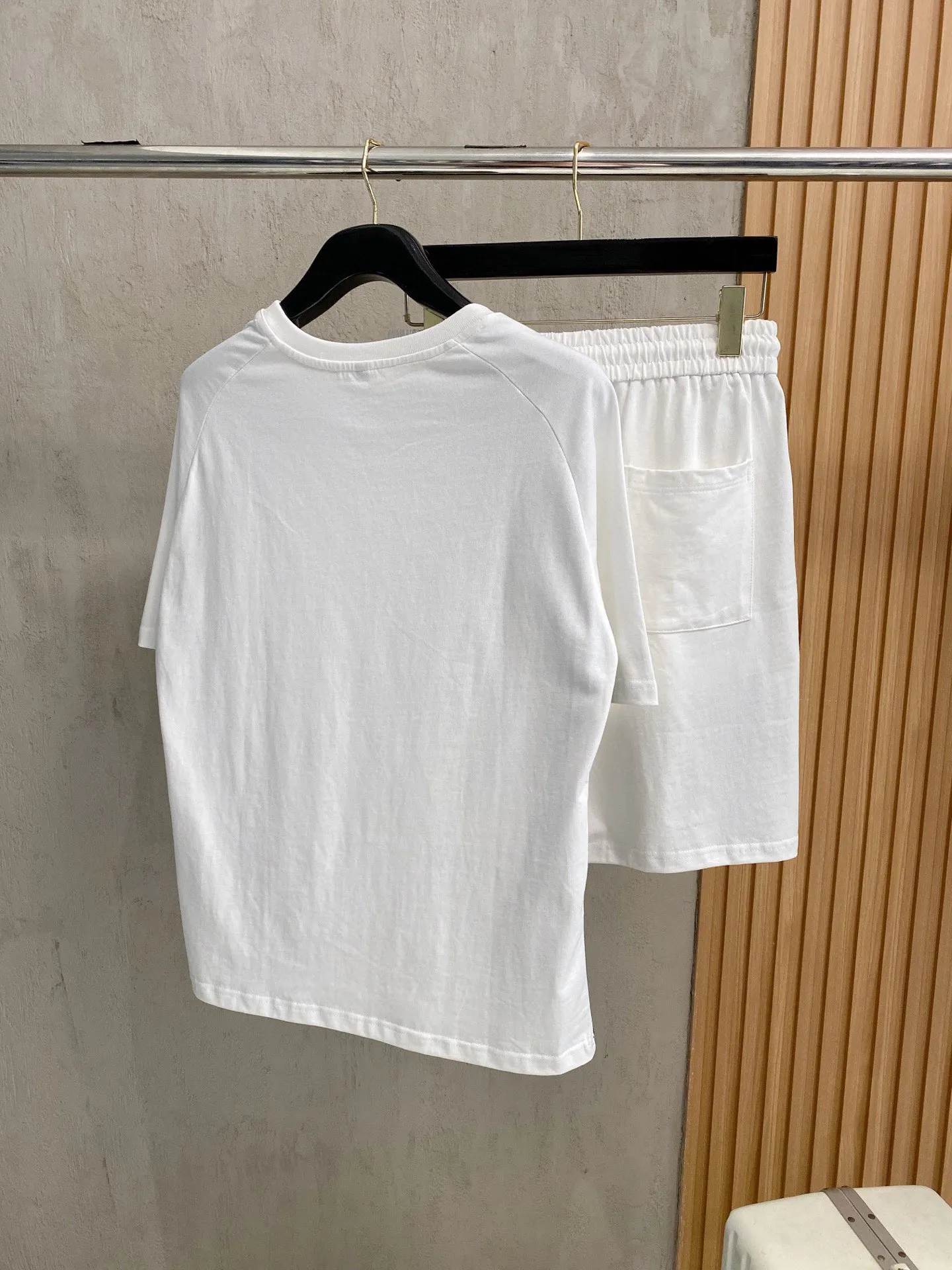 P570 Brand [MONCLER Mouth Covered] 2025 round neck short-sleeved shorts suit. The pure cotton fabric upper body will not be stuffy, the smooth and comfortable skin-friendly effect is more breathable, the fabric has its own texture, classic logo technology, a new interpretation from a unique angle, fashionable and versatile choice! Size: M-3XL (maximum wear: 190 pounds)