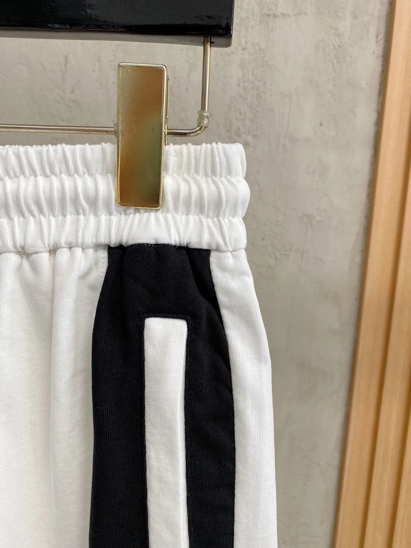 P570 Brand [MONCLER Mouth Covered] 2025 round neck short-sleeved shorts suit. The pure cotton fabric upper body will not be stuffy, the smooth and comfortable skin-friendly effect is more breathable, the fabric has its own texture, classic logo technology, a new interpretation from a unique angle, fashionable and versatile choice! Size: M-3XL (maximum wear: 190 pounds)