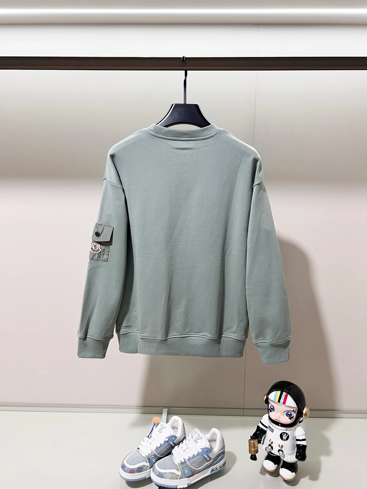 P220 MONCLER/Mask 420g pure cotton round neck sweatshirt, flocked printed letter LOGO, arm nylon chapter pocket logo, official synchronization, high version, high quality, fashionable personality, versatile trend, pure original quality, original fabric, tag, collar label, washed wheat, complete three standards, color: black, apricot, light green. Size: XS-L