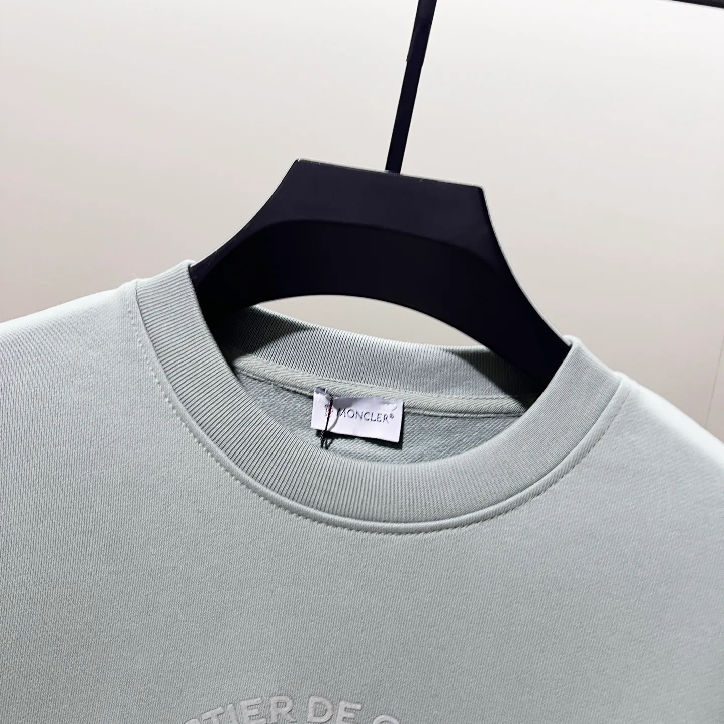 P220 MONCLER/Mask 420g pure cotton round neck sweatshirt, flocked printed letter LOGO, arm nylon chapter pocket logo, official synchronization, high version, high quality, fashionable personality, versatile trend, pure original quality, original fabric, tag, collar label, washed wheat, complete three standards, color: black, apricot, light green. Size: XS-L