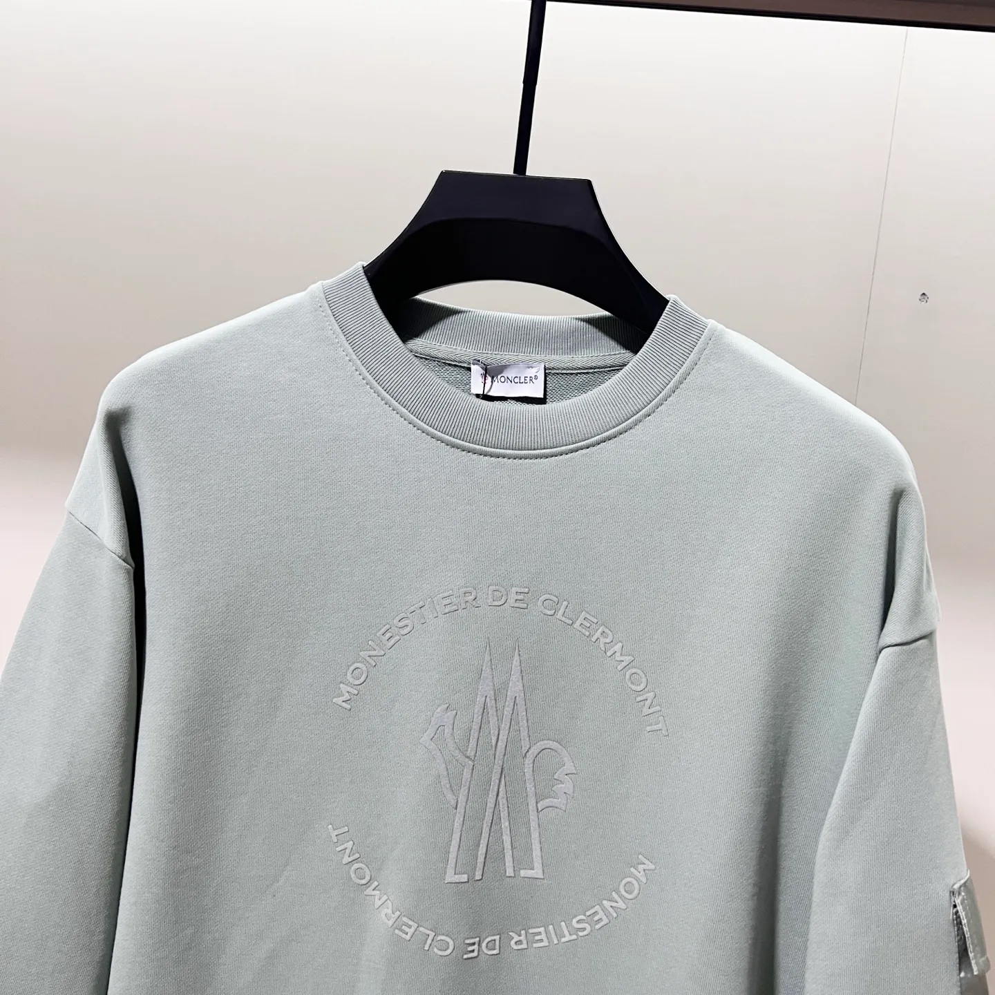 P220 MONCLER/Mask 420g pure cotton round neck sweatshirt, flocked printed letter LOGO, arm nylon chapter pocket logo, official synchronization, high version, high quality, fashionable personality, versatile trend, pure original quality, original fabric, tag, collar label, washed wheat, complete three standards, color: black, apricot, light green. Size: XS-L