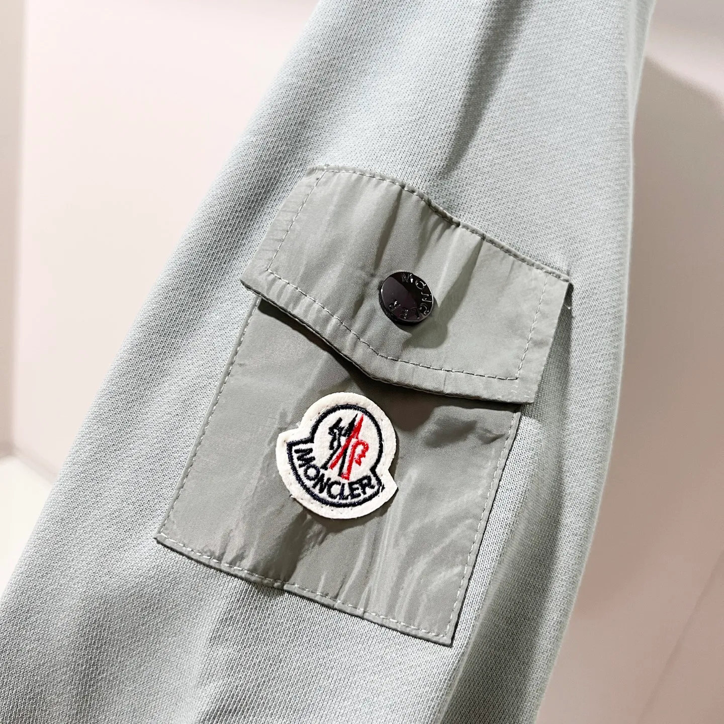 P220 MONCLER/Mask 420g pure cotton round neck sweatshirt, flocked printed letter LOGO, arm nylon chapter pocket logo, official synchronization, high version, high quality, fashionable personality, versatile trend, pure original quality, original fabric, tag, collar label, washed wheat, complete three standards, color: black, apricot, light green. Size: XS-L