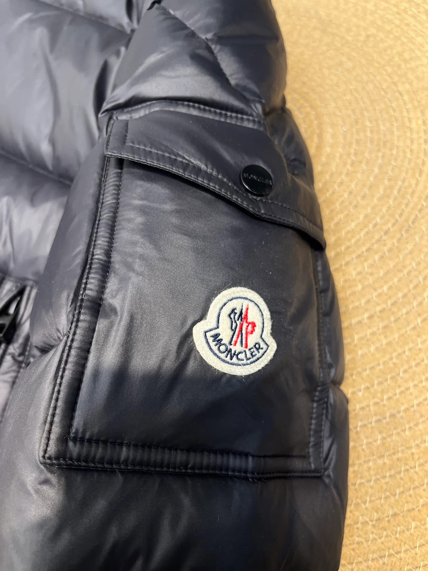 P780 moncler 🌟down jacket, original custom-made hardware accessories, all imported and original customization, welcome to compare, absolutely high quality, using top-grade 90 white duck down, super soft, fluffy and plump, super heavy-duty, excellent fabric workmanship, perfect version. Note⚠The fabric is super comfortable, exclusive model, non-market goods, same sizes for men and women.  size: 1234