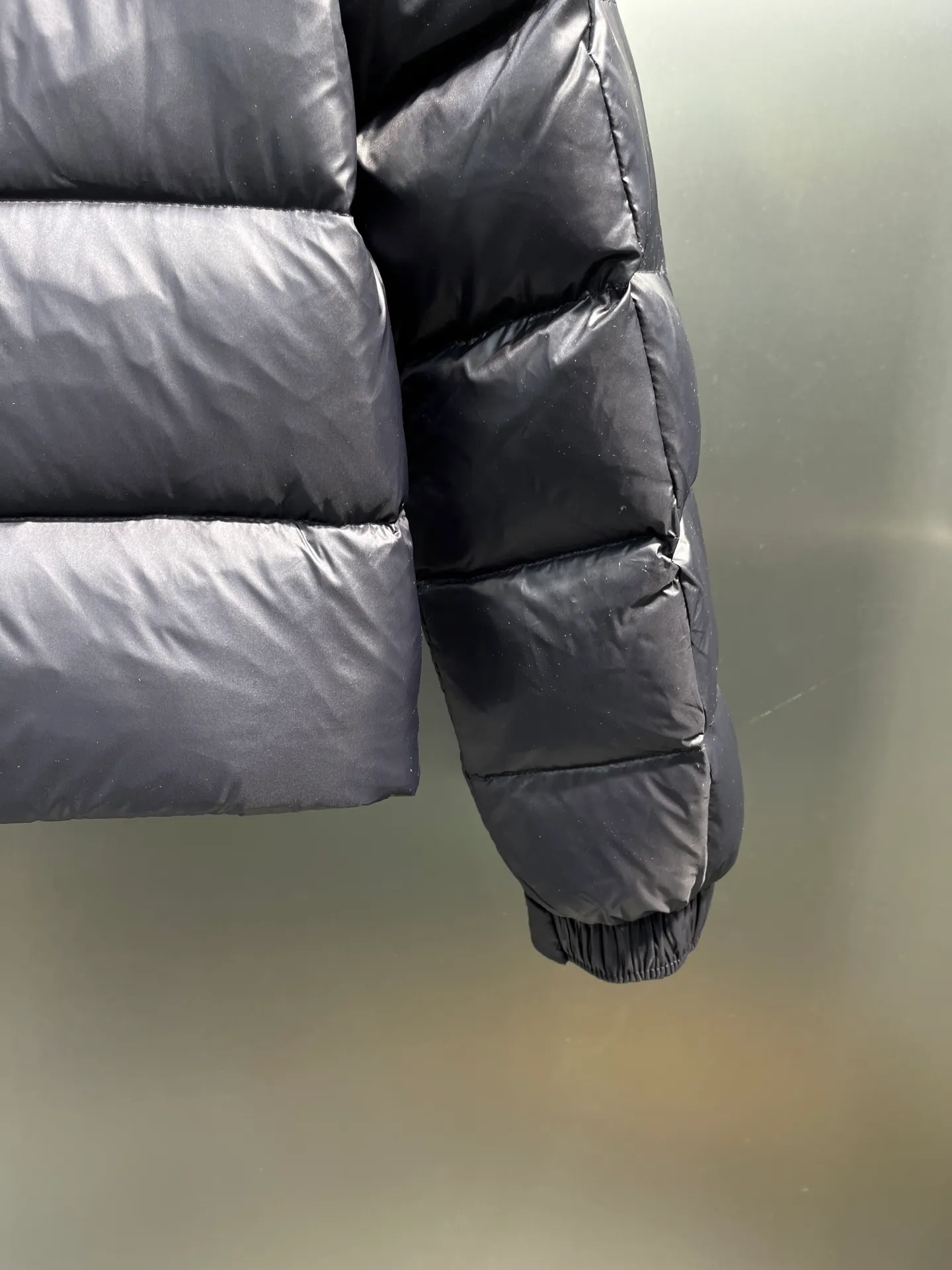 P780 moncler 🌟down jacket, original custom-made hardware accessories, all imported and original customization, welcome to compare, absolutely high quality, using top-grade 90 white duck down, super soft, fluffy and plump, super heavy-duty, excellent fabric workmanship, perfect version. Note⚠The fabric is super comfortable, exclusive model, non-market goods, same sizes for men and women.  size: 1234
