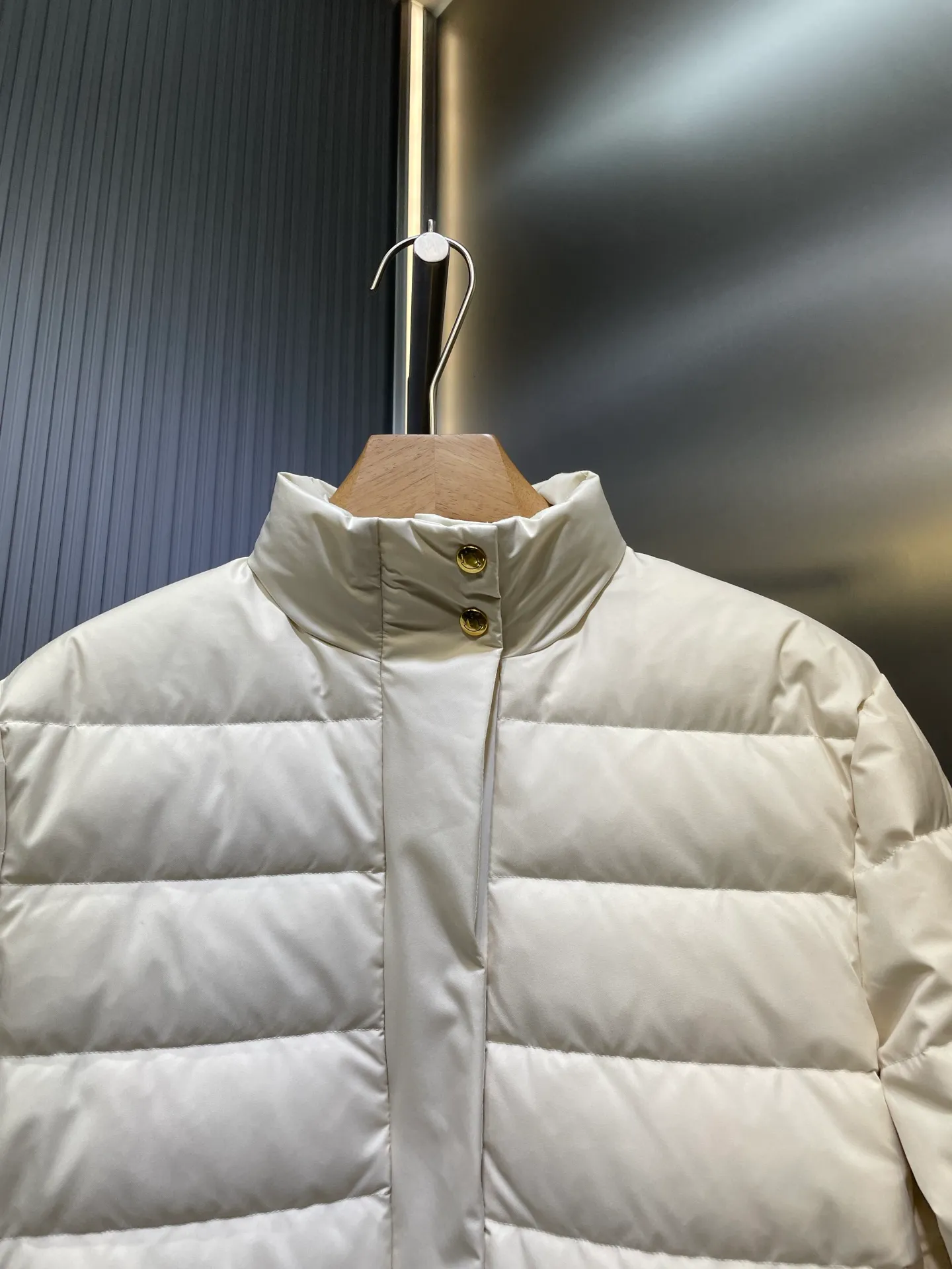 P710 Moncler 🌟Stand-lapel down cotton jacket Customized YB imported windproof and environmentally friendly regenerated nylon material. The process is restored and upgraded. The material has the waterproof, windproof and cold-proof function of nylon. Down cotton filling inside makes the whole piece light and warm. Zipper placket. Lapel stand-up collar two-wear design. Classic rectangular strip embossed treatment. Various styles. Iconic and obvious logo embellishment on the outside of the arm, showing a low-key sense of luxury. Lapel pocket design is practical to keep out the cold. Exquisite details can successfully get rid of dullness. Integrate warmth and fashion. Customized surface accessories. Look for the correct version. Down filling standard: national standard 90 down. Size: s m l
