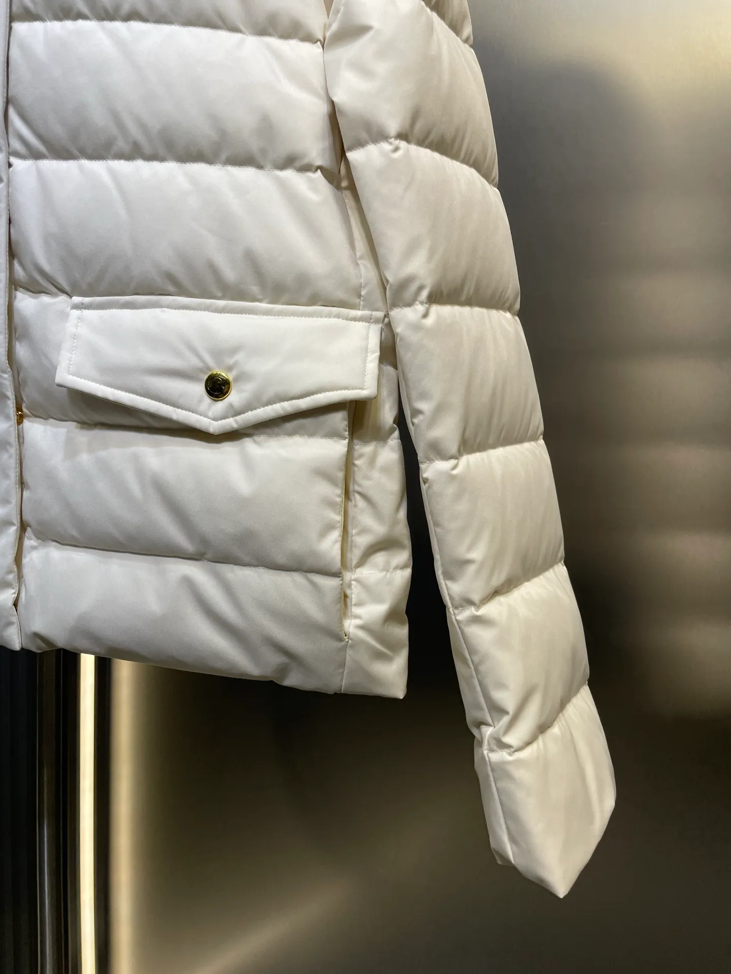 P710 Moncler 🌟Stand-lapel down cotton jacket Customized YB imported windproof and environmentally friendly regenerated nylon material. The process is restored and upgraded. The material has the waterproof, windproof and cold-proof function of nylon. Down cotton filling inside makes the whole piece light and warm. Zipper placket. Lapel stand-up collar two-wear design. Classic rectangular strip embossed treatment. Various styles. Iconic and obvious logo embellishment on the outside of the arm, showing a low-key sense of luxury. Lapel pocket design is practical to keep out the cold. Exquisite details can successfully get rid of dullness. Integrate warmth and fashion. Customized surface accessories. Look for the correct version. Down filling standard: national standard 90 down. Size: s m l