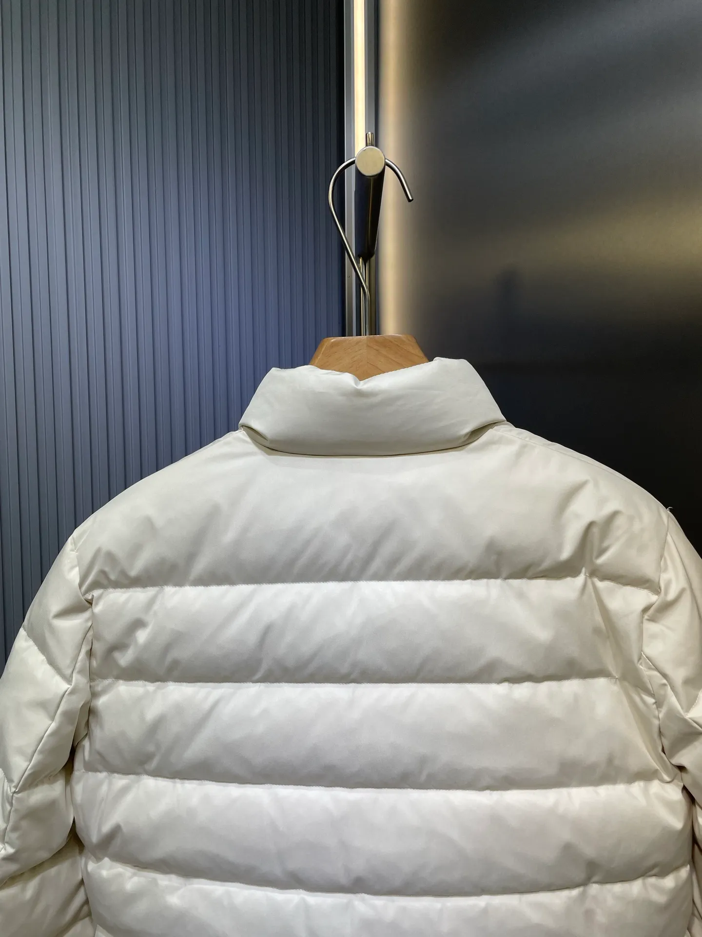 P710 Moncler 🌟Stand-lapel down cotton jacket Customized YB imported windproof and environmentally friendly regenerated nylon material. The process is restored and upgraded. The material has the waterproof, windproof and cold-proof function of nylon. Down cotton filling inside makes the whole piece light and warm. Zipper placket. Lapel stand-up collar two-wear design. Classic rectangular strip embossed treatment. Various styles. Iconic and obvious logo embellishment on the outside of the arm, showing a low-key sense of luxury. Lapel pocket design is practical to keep out the cold. Exquisite details can successfully get rid of dullness. Integrate warmth and fashion. Customized surface accessories. Look for the correct version. Down filling standard: national standard 90 down. Size: s m l