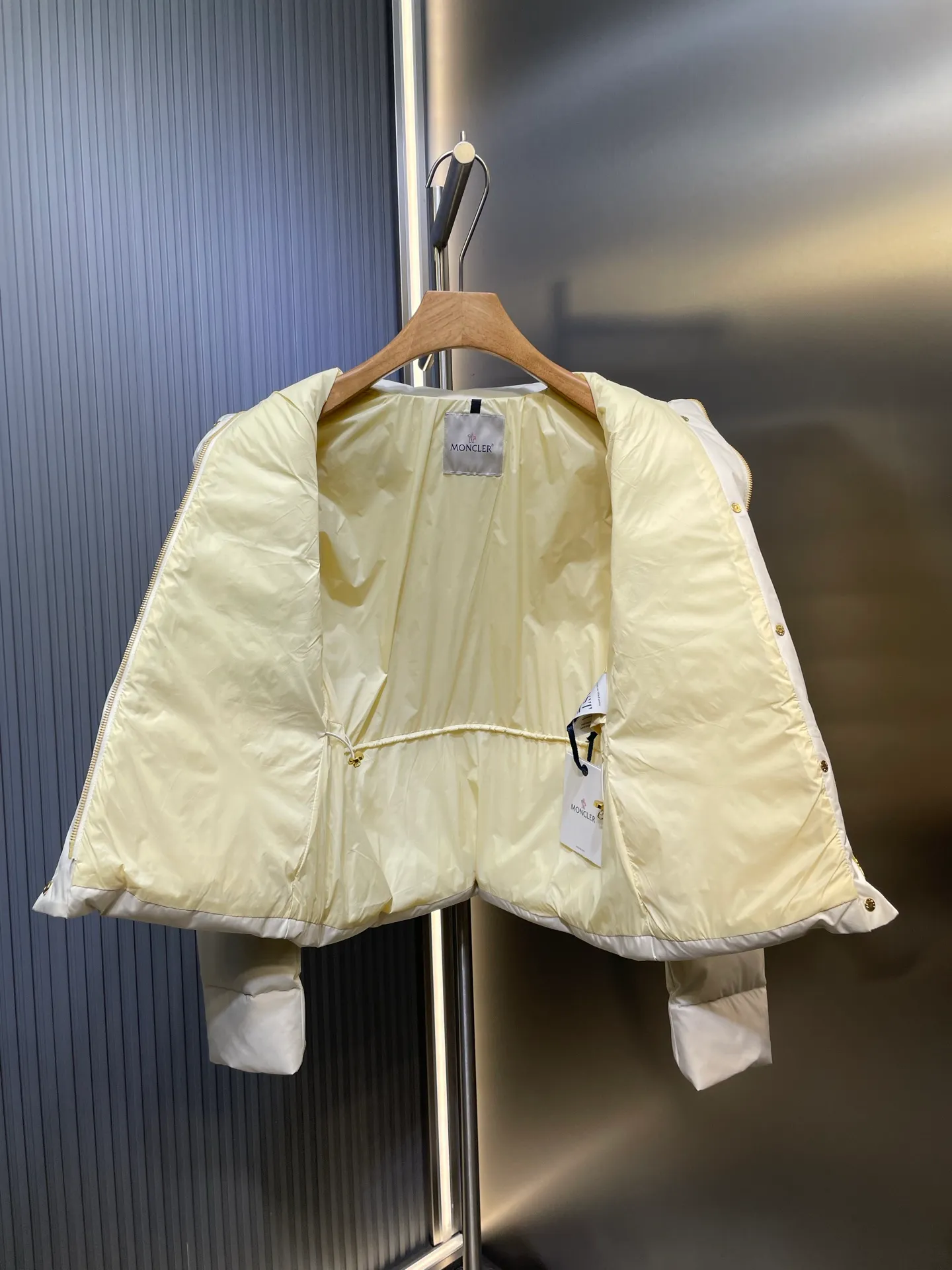 P710 Moncler 🌟Stand-lapel down cotton jacket Customized YB imported windproof and environmentally friendly regenerated nylon material. The process is restored and upgraded. The material has the waterproof, windproof and cold-proof function of nylon. Down cotton filling inside makes the whole piece light and warm. Zipper placket. Lapel stand-up collar two-wear design. Classic rectangular strip embossed treatment. Various styles. Iconic and obvious logo embellishment on the outside of the arm, showing a low-key sense of luxury. Lapel pocket design is practical to keep out the cold. Exquisite details can successfully get rid of dullness. Integrate warmth and fashion. Customized surface accessories. Look for the correct version. Down filling standard: national standard 90 down. Size: s m l