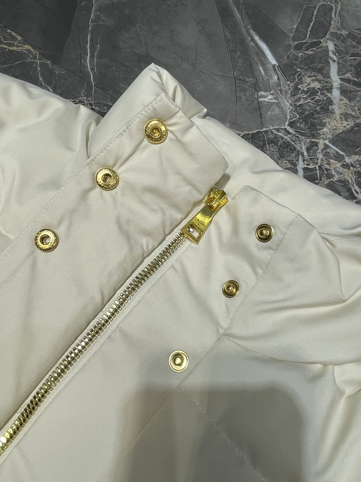 P710 Moncler 🌟Stand-lapel down cotton jacket Customized YB imported windproof and environmentally friendly regenerated nylon material. The process is restored and upgraded. The material has the waterproof, windproof and cold-proof function of nylon. Down cotton filling inside makes the whole piece light and warm. Zipper placket. Lapel stand-up collar two-wear design. Classic rectangular strip embossed treatment. Various styles. Iconic and obvious logo embellishment on the outside of the arm, showing a low-key sense of luxury. Lapel pocket design is practical to keep out the cold. Exquisite details can successfully get rid of dullness. Integrate warmth and fashion. Customized surface accessories. Look for the correct version. Down filling standard: national standard 90 down. Size: s m l