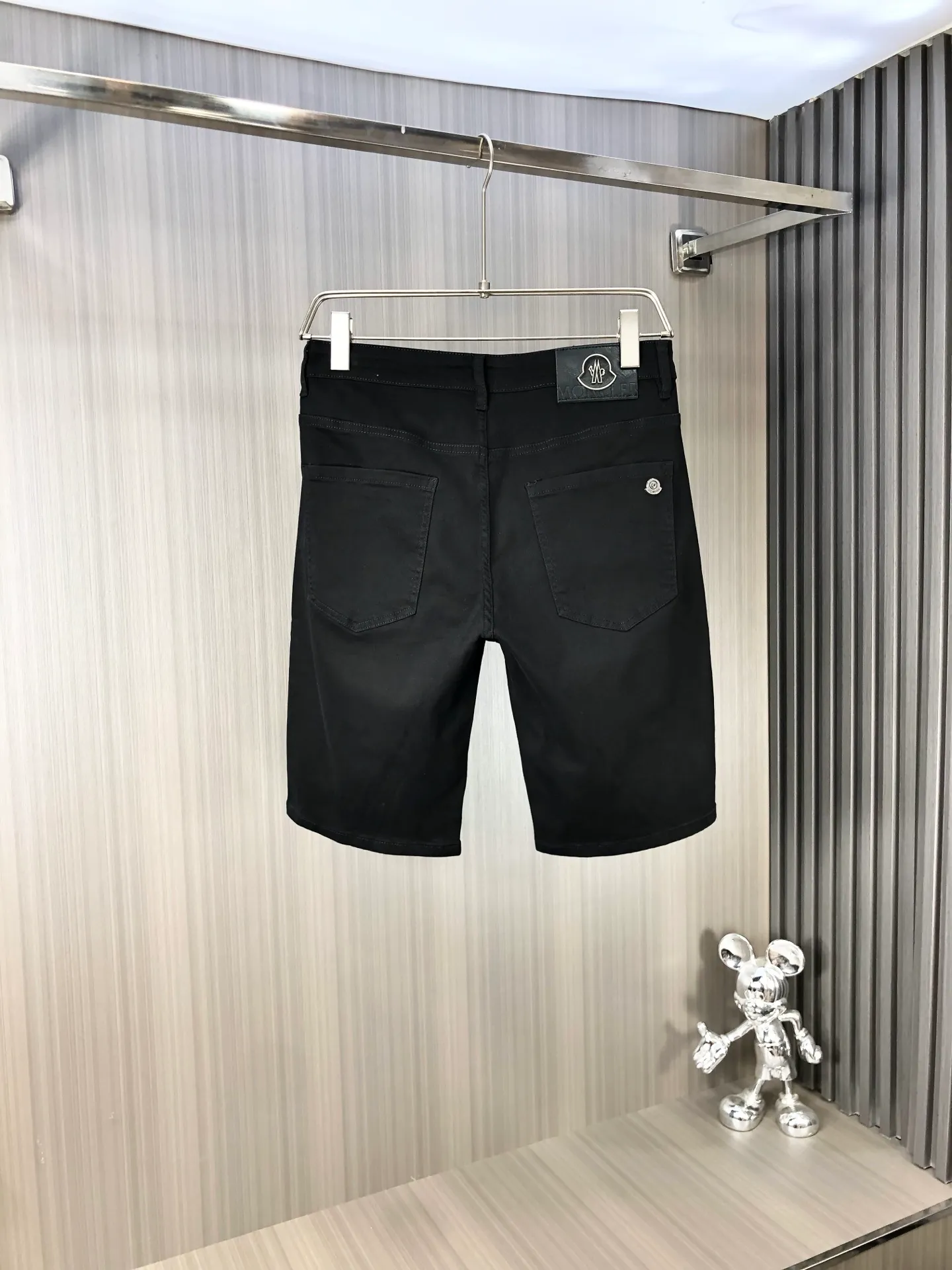 P220 MONCLER hooded shorts are the latest new men’s jeans for spring and summer 2025! Heavy-duty washed denim fabric, customized fabric is softer and more comfortable than ordinary denim fabric! Ultra-heavy industrial washing process and double process washing. The entire pair of pants has a comfortable feel, top-notch fineness and breathability. All hardware brand logos are custom-made, and the materials are selected with the best attributes. The elasticity of the fabric is very good and the comfort is great! The low-key design style is simple and elegant. Yardage: 28-38 (no 35.37)