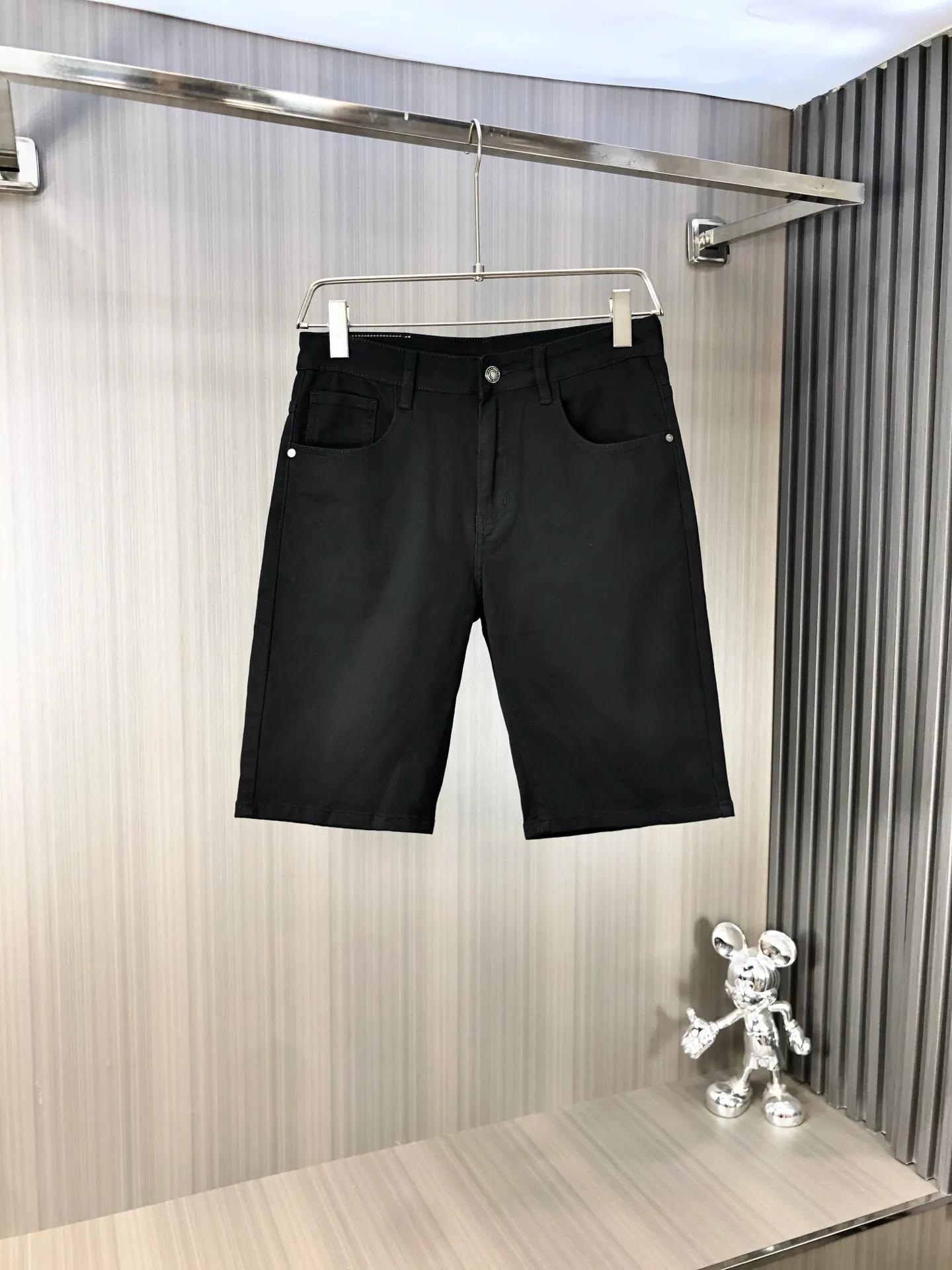 P220 MONCLER hooded shorts are the latest new men’s jeans for spring and summer 2025! Heavy-duty washed denim fabric, customized fabric is softer and more comfortable than ordinary denim fabric! Ultra-heavy industrial washing process and double process washing. The entire pair of pants has a comfortable feel, top-notch fineness and breathability. All hardware brand logos are custom-made, and the materials are selected with the best attributes. The elasticity of the fabric is very good and the comfort is great! The low-key design style is simple and elegant. Yardage: 28-38 (no 35.37)