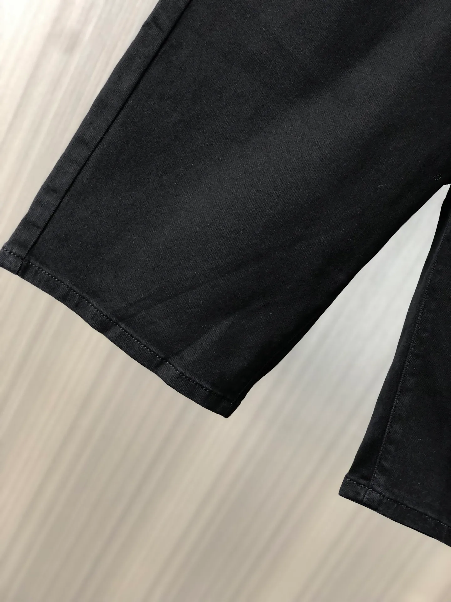 P220 MONCLER hooded shorts are the latest new men’s jeans for spring and summer 2025! Heavy-duty washed denim fabric, customized fabric is softer and more comfortable than ordinary denim fabric! Ultra-heavy industrial washing process and double process washing. The entire pair of pants has a comfortable feel, top-notch fineness and breathability. All hardware brand logos are custom-made, and the materials are selected with the best attributes. The elasticity of the fabric is very good and the comfort is great! The low-key design style is simple and elegant. Yardage: 28-38 (no 35.37)