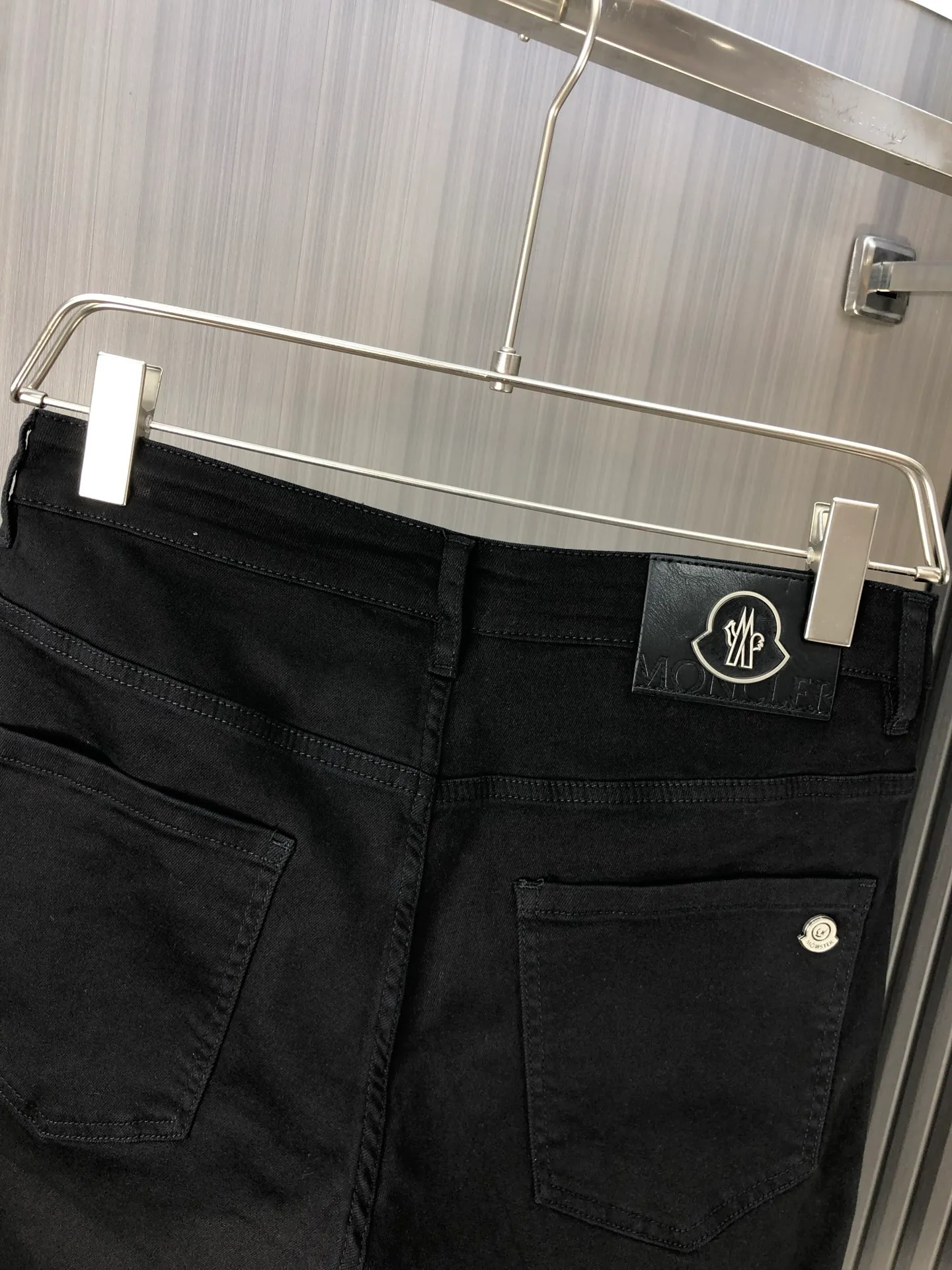 P220 MONCLER hooded shorts are the latest new men’s jeans for spring and summer 2025! Heavy-duty washed denim fabric, customized fabric is softer and more comfortable than ordinary denim fabric! Ultra-heavy industrial washing process and double process washing. The entire pair of pants has a comfortable feel, top-notch fineness and breathability. All hardware brand logos are custom-made, and the materials are selected with the best attributes. The elasticity of the fabric is very good and the comfort is great! The low-key design style is simple and elegant. Yardage: 28-38 (no 35.37)