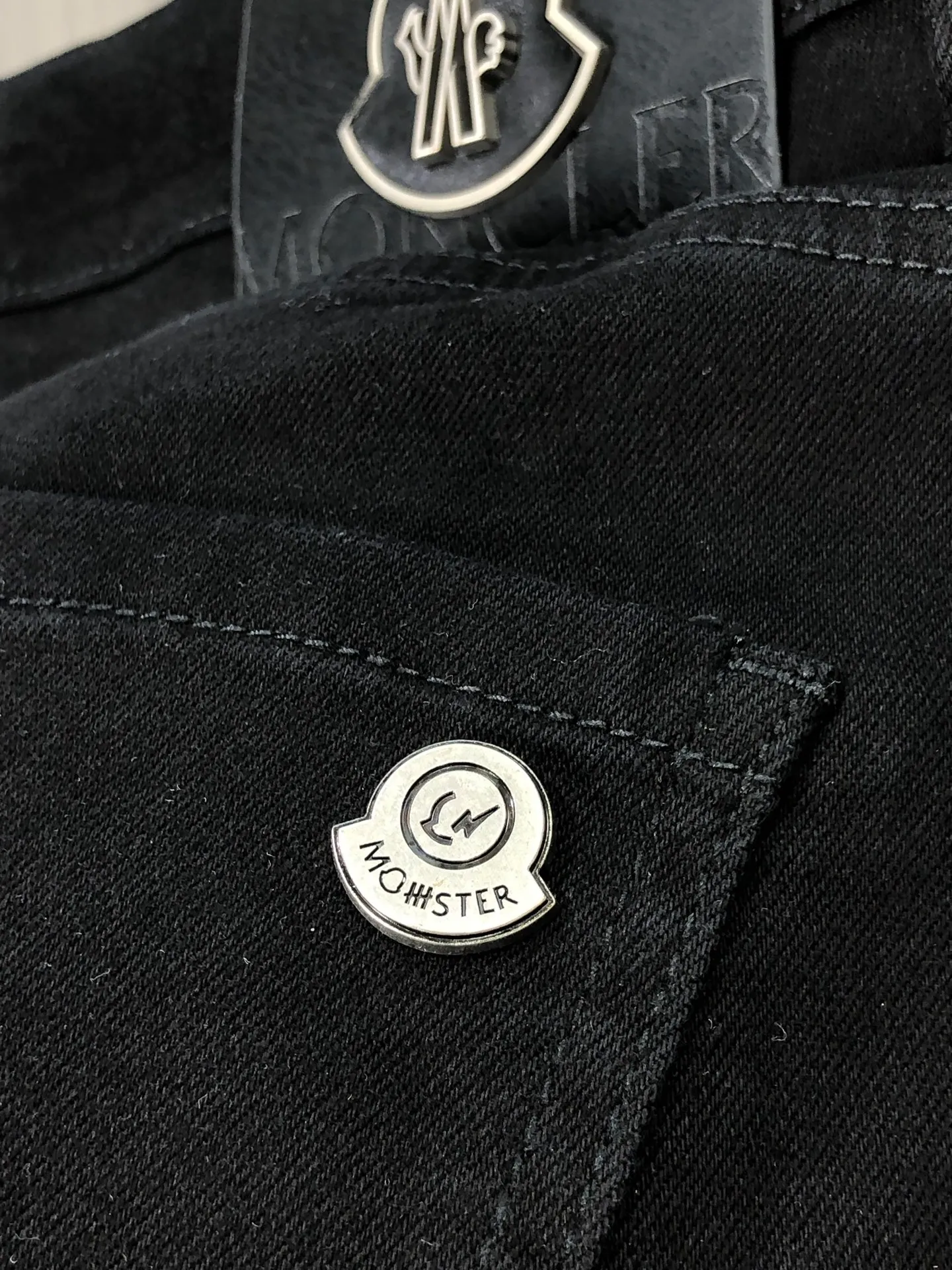 P220 MONCLER hooded shorts are the latest new men’s jeans for spring and summer 2025! Heavy-duty washed denim fabric, customized fabric is softer and more comfortable than ordinary denim fabric! Ultra-heavy industrial washing process and double process washing. The entire pair of pants has a comfortable feel, top-notch fineness and breathability. All hardware brand logos are custom-made, and the materials are selected with the best attributes. The elasticity of the fabric is very good and the comfort is great! The low-key design style is simple and elegant. Yardage: 28-38 (no 35.37)