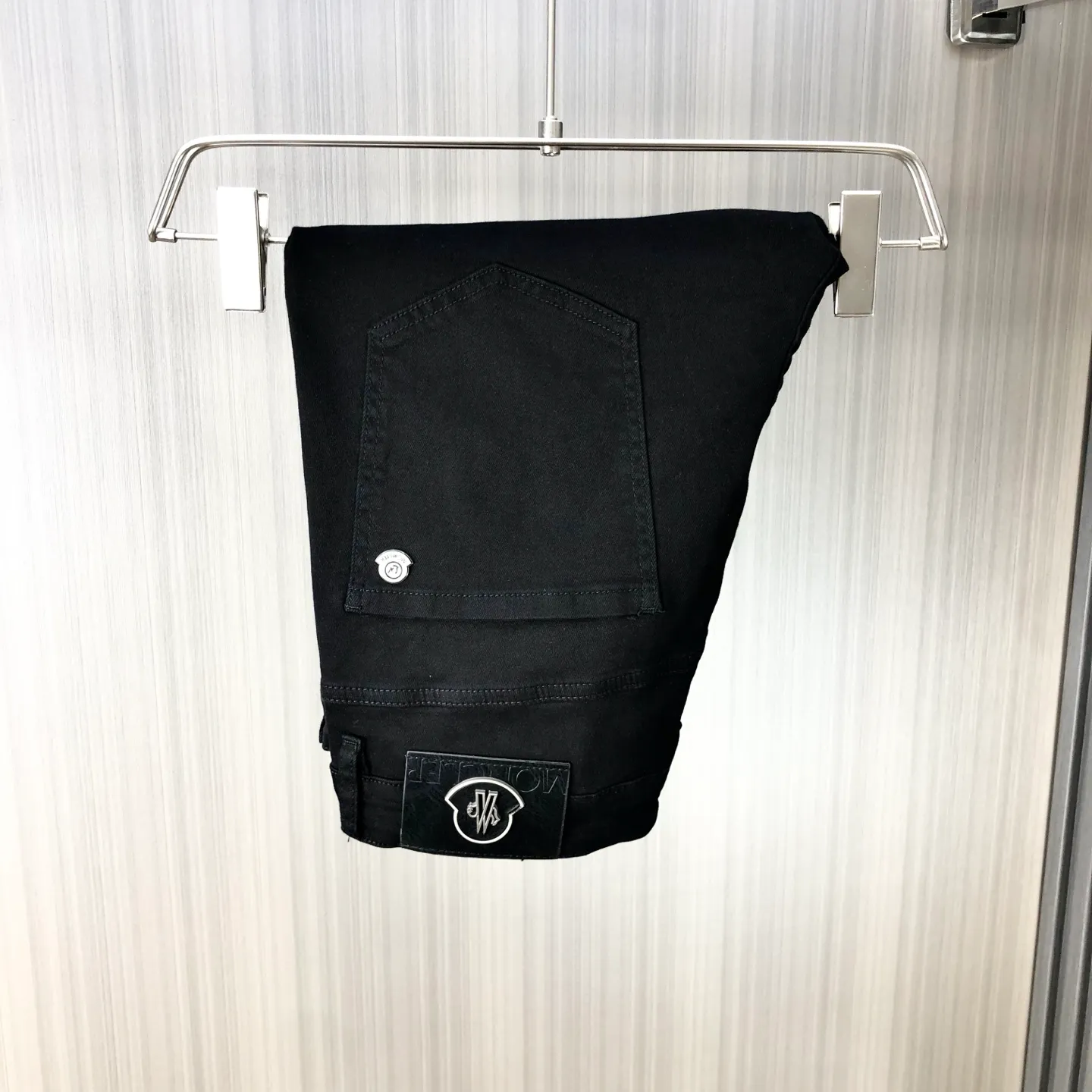 P220 MONCLER hooded shorts are the latest new men’s jeans for spring and summer 2025! Heavy-duty washed denim fabric, customized fabric is softer and more comfortable than ordinary denim fabric! Ultra-heavy industrial washing process and double process washing. The entire pair of pants has a comfortable feel, top-notch fineness and breathability. All hardware brand logos are custom-made, and the materials are selected with the best attributes. The elasticity of the fabric is very good and the comfort is great! The low-key design style is simple and elegant. Yardage: 28-38 (no 35.37)