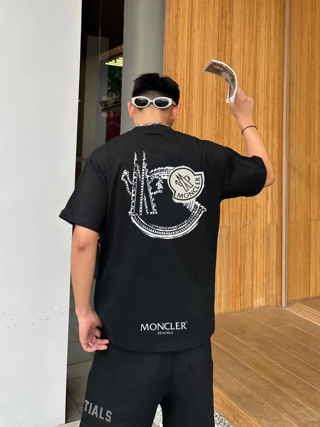 P140 🔥 [MONCLER] 2025FW short-sleeved T-shirt with badge + LOGO, high-end 26s double yarn 300g fabric, heavy fabric, custom stretcher rib, same vat and dye, complete three standards, same style for men and women, color: black, white, size: S M L XL 2XL