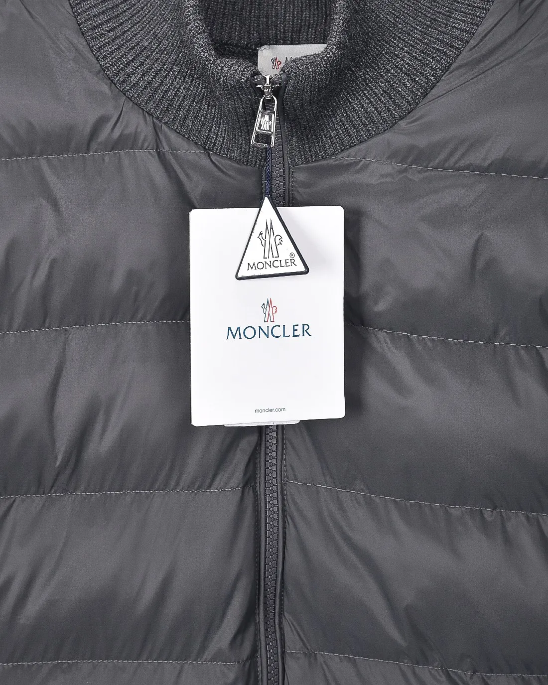 P416 Moncler/muzzle 25Fw classic down spliced ​​stand-up collar sweater cotton woolen sweater jacket 2025FW official website new original fabric official same style selected sweater customization imported wool fabric high-end version, counter custom fabric High breathability and comfort, precision production, impeccable detail processing, ✅customized logo engraved buttons, complete three labels. Brand element design concept reflects high quality. It feels delicate and soft! Presenting a casual cut, the upper body shape is great 🐍 Color; black and gray Size: S-XL