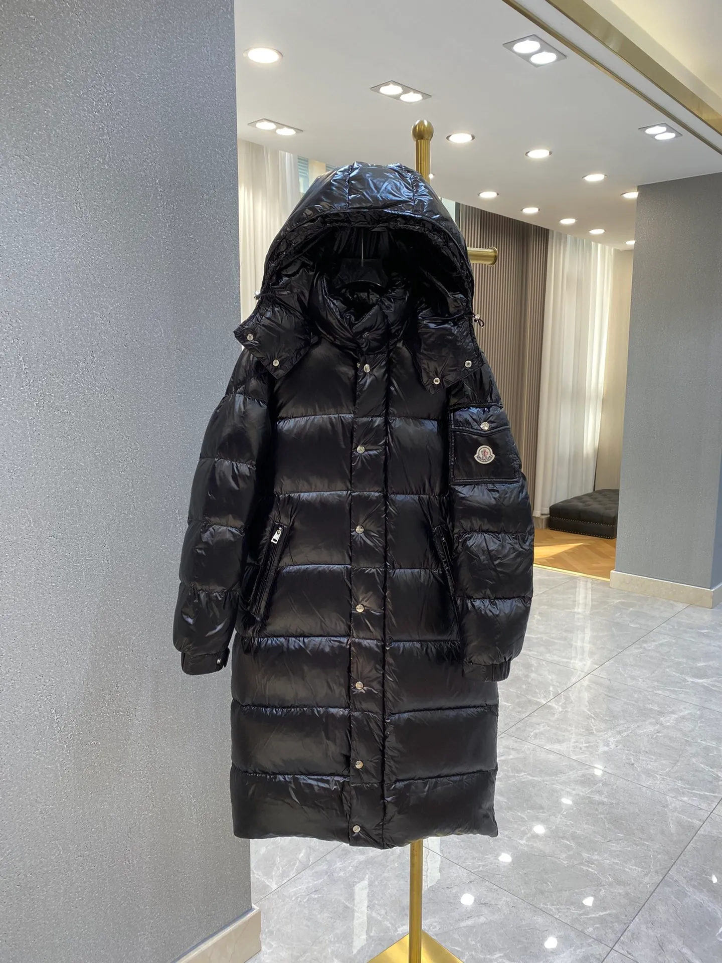 P820. Moncler mid-length down jacket♨️ A down jacket that condenses the essence of Moncler’s century-old down jacket! Give you enough warmth! 🔥 The outer layer is made of the commonly used Toray nylon fabric 💦Windproof, rainproof and warm, 🦆The inside is filled with 90% duck down, all of which are made of pure velvet. There is absolutely no stiffness or impurity feeling! Don’t worry about keeping warm in winter! It can be said that no matter where you are in China, you will not feel the slightest chill~ You can feel it for yourself when you receive the clothes. The down is very delicate 🙌🏻The tailoring is very neat, making people look energetic. Knee-length, lightweight, warm, and very secure! A classic not to be missed! I like it but I hesitate but it’s out of stock... 😍 Code number: 1 2 3 4 5