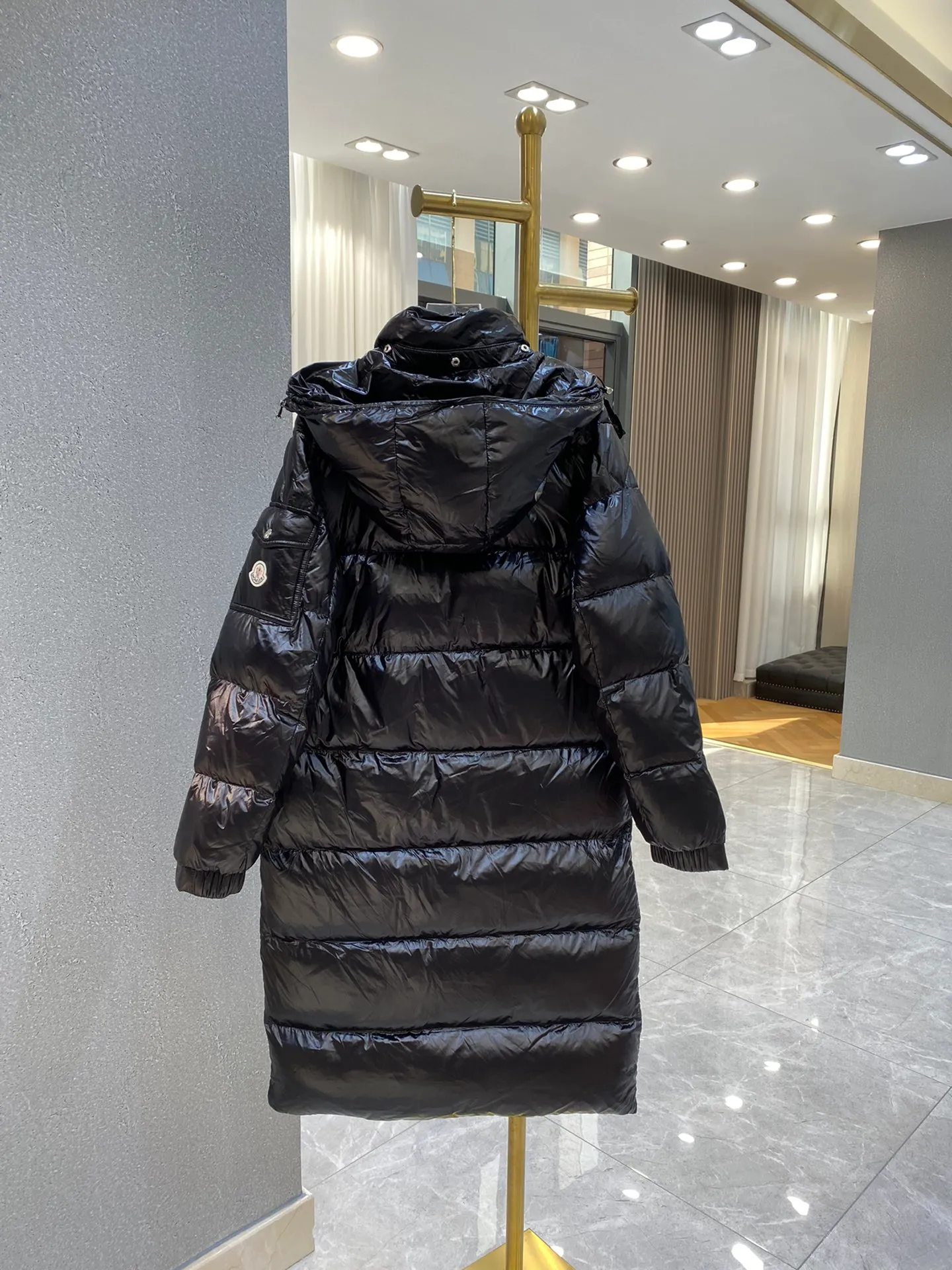 P820. Moncler mid-length down jacket♨️ A down jacket that condenses the essence of Moncler’s century-old down jacket! Give you enough warmth! 🔥 The outer layer is made of the commonly used Toray nylon fabric 💦Windproof, rainproof and warm, 🦆The inside is filled with 90% duck down, all of which are made of pure velvet. There is absolutely no stiffness or impurity feeling! Don’t worry about keeping warm in winter! It can be said that no matter where you are in China, you will not feel the slightest chill~ You can feel it for yourself when you receive the clothes. The down is very delicate 🙌🏻The tailoring is very neat, making people look energetic. Knee-length, lightweight, warm, and very secure! A classic not to be missed! I like it but I hesitate but it’s out of stock... 😍 Code number: 1 2 3 4 5