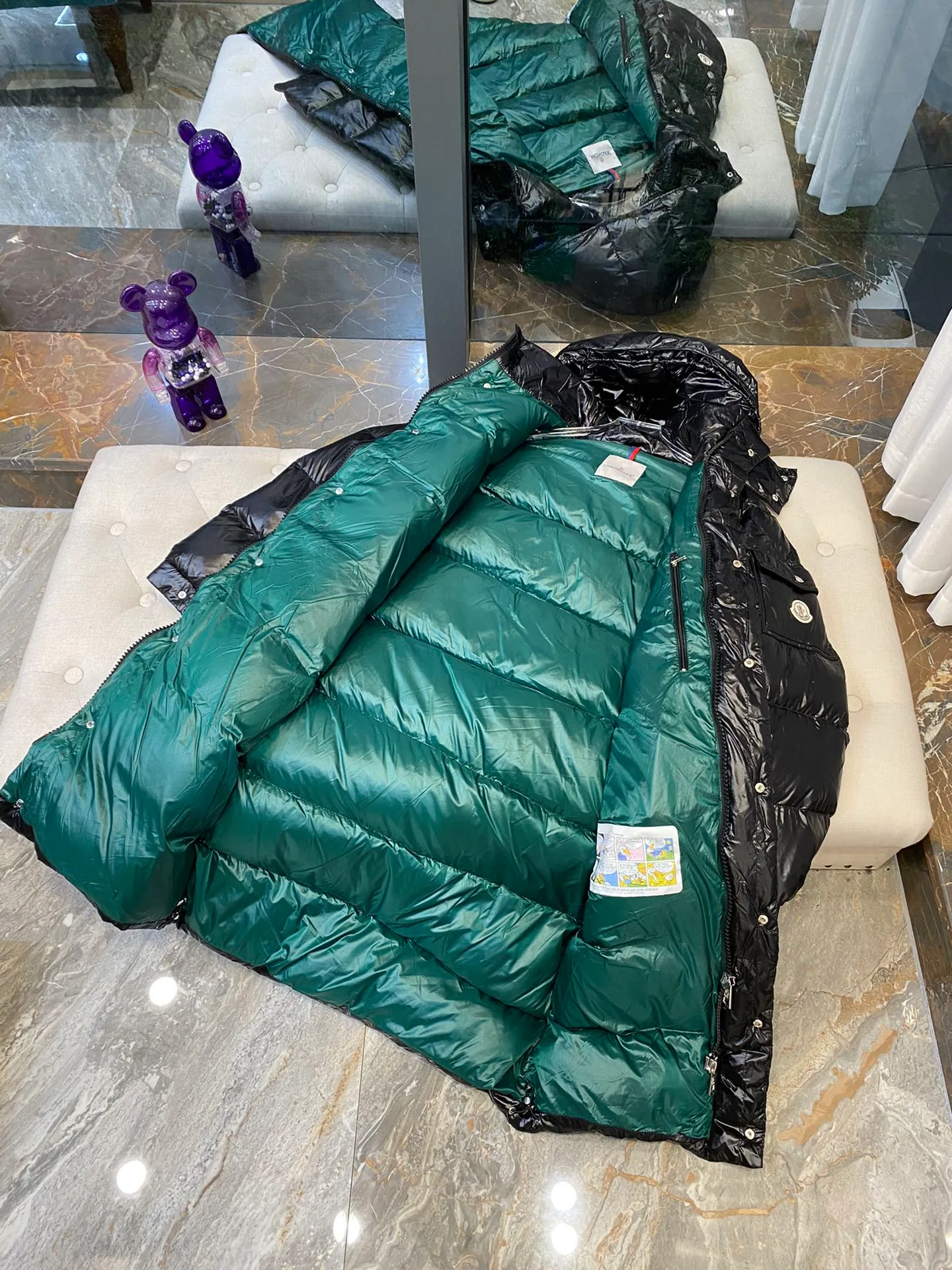 P820. Moncler mid-length down jacket♨️ A down jacket that condenses the essence of Moncler’s century-old down jacket! Give you enough warmth! 🔥 The outer layer is made of the commonly used Toray nylon fabric 💦Windproof, rainproof and warm, 🦆The inside is filled with 90% duck down, all of which are made of pure velvet. There is absolutely no stiffness or impurity feeling! Don’t worry about keeping warm in winter! It can be said that no matter where you are in China, you will not feel the slightest chill~ You can feel it for yourself when you receive the clothes. The down is very delicate 🙌🏻The tailoring is very neat, making people look energetic. Knee-length, lightweight, warm, and very secure! A classic not to be missed! I like it but I hesitate but it’s out of stock... 😍 Code number: 1 2 3 4 5