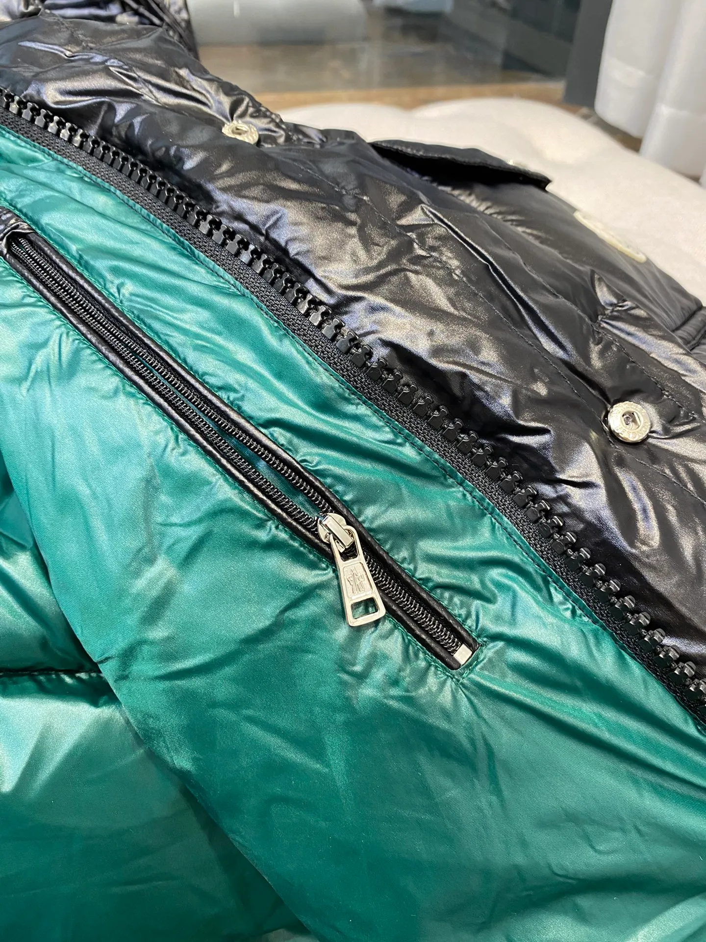 P820. Moncler mid-length down jacket♨️ A down jacket that condenses the essence of Moncler’s century-old down jacket! Give you enough warmth! 🔥 The outer layer is made of the commonly used Toray nylon fabric 💦Windproof, rainproof and warm, 🦆The inside is filled with 90% duck down, all of which are made of pure velvet. There is absolutely no stiffness or impurity feeling! Don’t worry about keeping warm in winter! It can be said that no matter where you are in China, you will not feel the slightest chill~ You can feel it for yourself when you receive the clothes. The down is very delicate 🙌🏻The tailoring is very neat, making people look energetic. Knee-length, lightweight, warm, and very secure! A classic not to be missed! I like it but I hesitate but it’s out of stock... 😍 Code number: 1 2 3 4 5