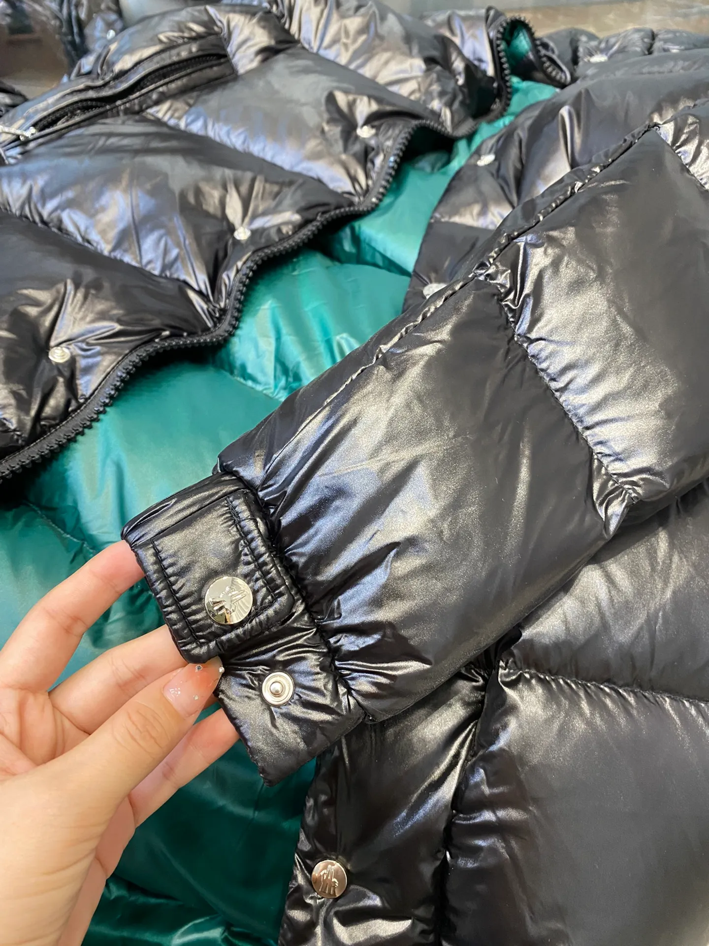 P820. Moncler mid-length down jacket♨️ A down jacket that condenses the essence of Moncler’s century-old down jacket! Give you enough warmth! 🔥 The outer layer is made of the commonly used Toray nylon fabric 💦Windproof, rainproof and warm, 🦆The inside is filled with 90% duck down, all of which are made of pure velvet. There is absolutely no stiffness or impurity feeling! Don’t worry about keeping warm in winter! It can be said that no matter where you are in China, you will not feel the slightest chill~ You can feel it for yourself when you receive the clothes. The down is very delicate 🙌🏻The tailoring is very neat, making people look energetic. Knee-length, lightweight, warm, and very secure! A classic not to be missed! I like it but I hesitate but it’s out of stock... 😍 Code number: 1 2 3 4 5