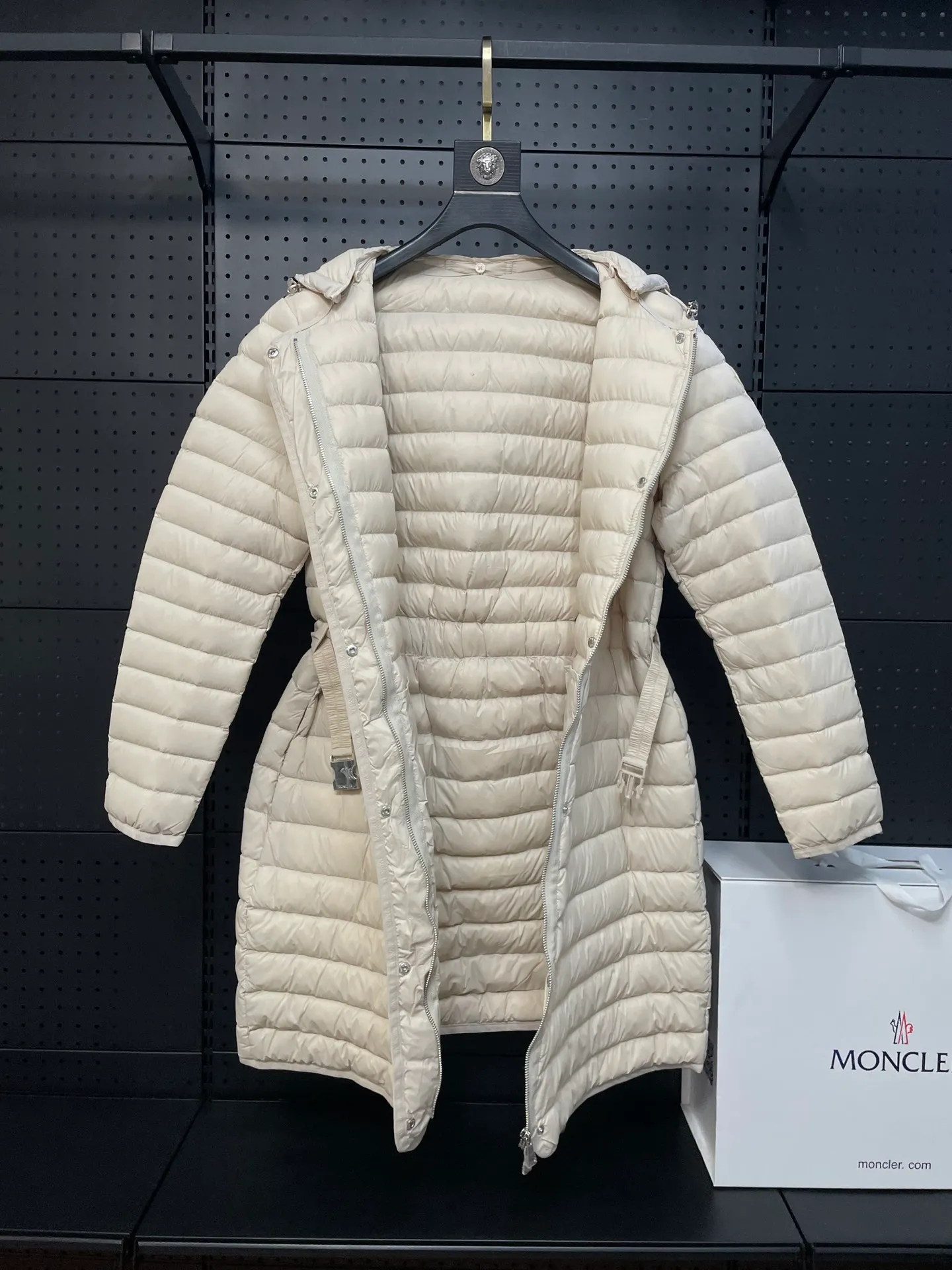P760 Moncler recently launched OREDONN women's mid-length slim belted goose down jacket. ✨Complete three labels, synchronized with counters ✨90% goose down filling ✨Slim-fitting waistband design, not picky. Milanese brand Moncler is a benchmark brand in the ski wear industry, and it knows the secret of keeping warm in cold weather. If you want proof, just wear an oredon parka jacket. Made from durable shell and filled with down for added warmth, the silhouette features a quilted and drawstring hood and an elasticated hem for extra protection on chilly days.  Moncler shell down jacket 100% polyamide; filling 90% down, 10% feather; lining 100% polyamide Concealed zip fastening at front Regular fit, drawstring hood, long sleeves, elasticated sleeves and hem, brand badge on sleeves, two front straight pockets with snap buttons, waistband with elasticated waistband, quilted pattern, branded silver Sizes: 0-3
