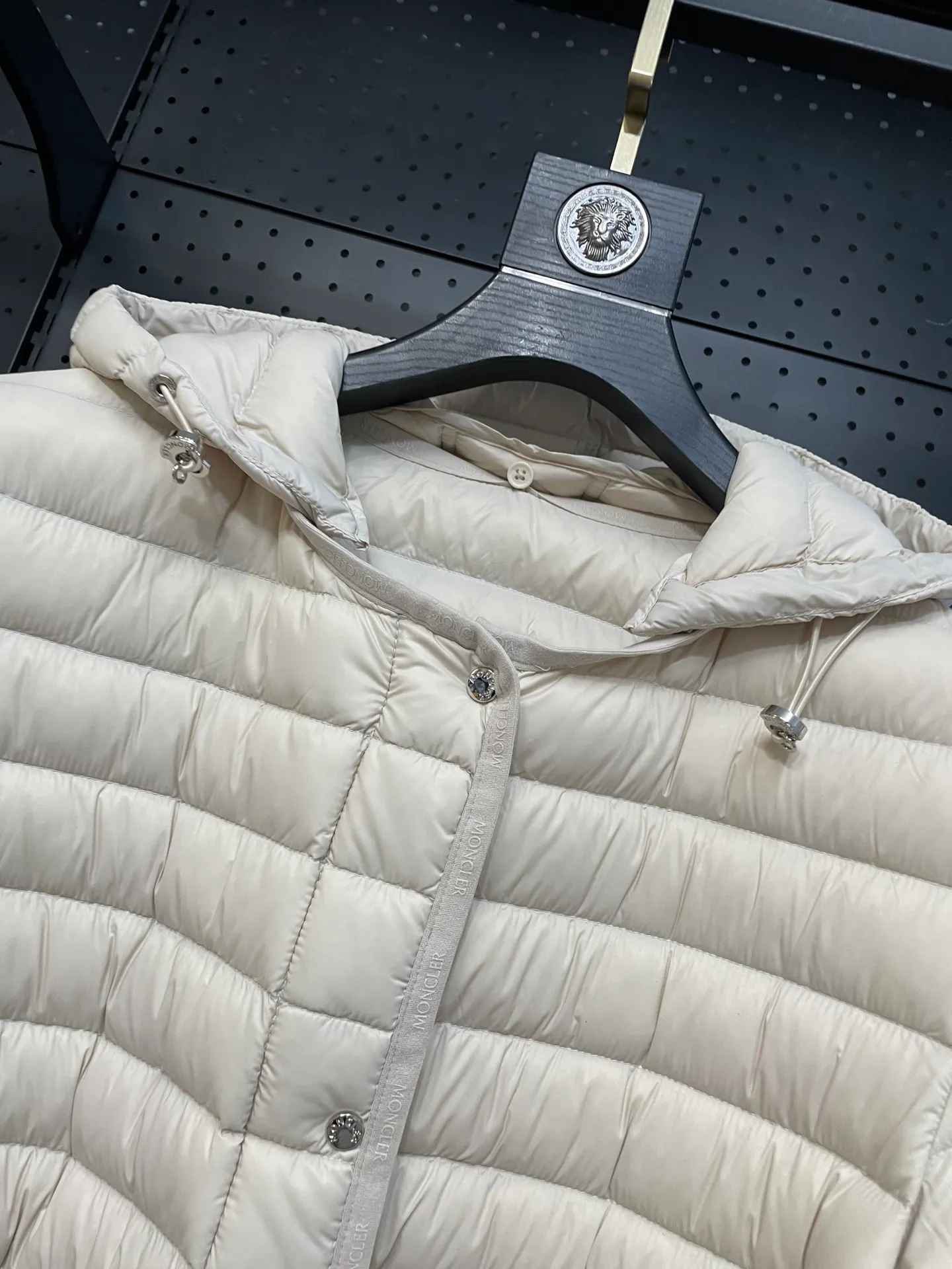P760 Moncler recently launched OREDONN women's mid-length slim belted goose down jacket. ✨Complete three labels, synchronized with counters ✨90% goose down filling ✨Slim-fitting waistband design, not picky. Milanese brand Moncler is a benchmark brand in the ski wear industry, and it knows the secret of keeping warm in cold weather. If you want proof, just wear an oredon parka jacket. Made from durable shell and filled with down for added warmth, the silhouette features a quilted and drawstring hood and an elasticated hem for extra protection on chilly days.  Moncler shell down jacket 100% polyamide; filling 90% down, 10% feather; lining 100% polyamide Concealed zip fastening at front Regular fit, drawstring hood, long sleeves, elasticated sleeves and hem, brand badge on sleeves, two front straight pockets with snap buttons, waistband with elasticated waistband, quilted pattern, branded silver Sizes: 0-3