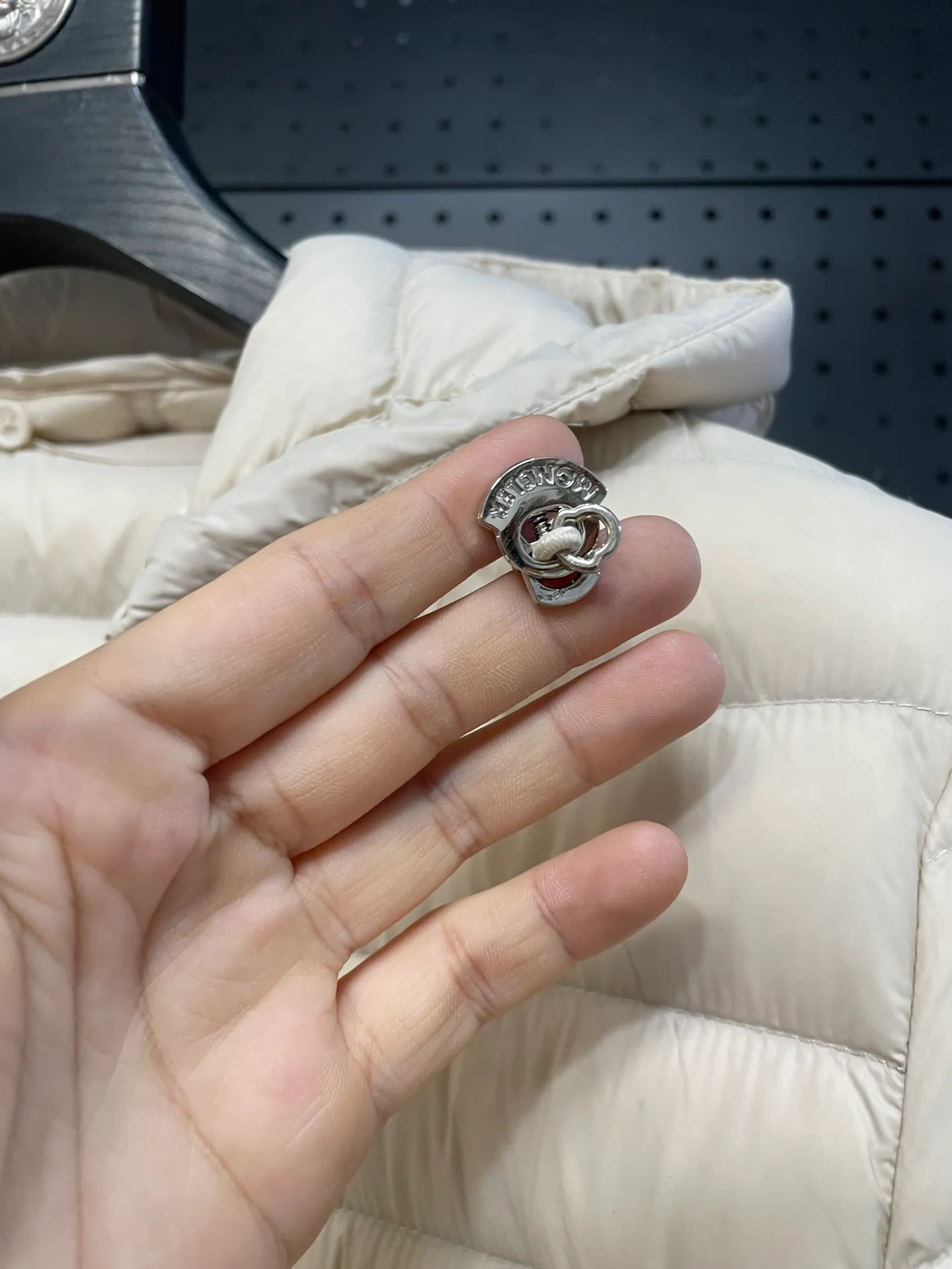P760 Moncler recently launched OREDONN women's mid-length slim belted goose down jacket. ✨Complete three labels, synchronized with counters ✨90% goose down filling ✨Slim-fitting waistband design, not picky. Milanese brand Moncler is a benchmark brand in the ski wear industry, and it knows the secret of keeping warm in cold weather. If you want proof, just wear an oredon parka jacket. Made from durable shell and filled with down for added warmth, the silhouette features a quilted and drawstring hood and an elasticated hem for extra protection on chilly days.  Moncler shell down jacket 100% polyamide; filling 90% down, 10% feather; lining 100% polyamide Concealed zip fastening at front Regular fit, drawstring hood, long sleeves, elasticated sleeves and hem, brand badge on sleeves, two front straight pockets with snap buttons, waistband with elasticated waistband, quilted pattern, branded silver Sizes: 0-3