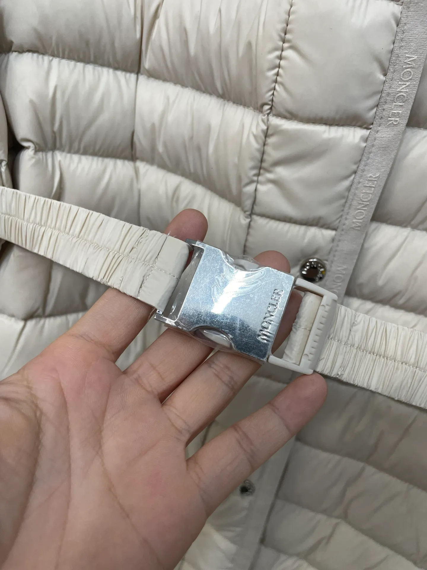 P760 Moncler recently launched OREDONN women's mid-length slim belted goose down jacket. ✨Complete three labels, synchronized with counters ✨90% goose down filling ✨Slim-fitting waistband design, not picky. Milanese brand Moncler is a benchmark brand in the ski wear industry, and it knows the secret of keeping warm in cold weather. If you want proof, just wear an oredon parka jacket. Made from durable shell and filled with down for added warmth, the silhouette features a quilted and drawstring hood and an elasticated hem for extra protection on chilly days.  Moncler shell down jacket 100% polyamide; filling 90% down, 10% feather; lining 100% polyamide Concealed zip fastening at front Regular fit, drawstring hood, long sleeves, elasticated sleeves and hem, brand badge on sleeves, two front straight pockets with snap buttons, waistband with elasticated waistband, quilted pattern, branded silver Sizes: 0-3