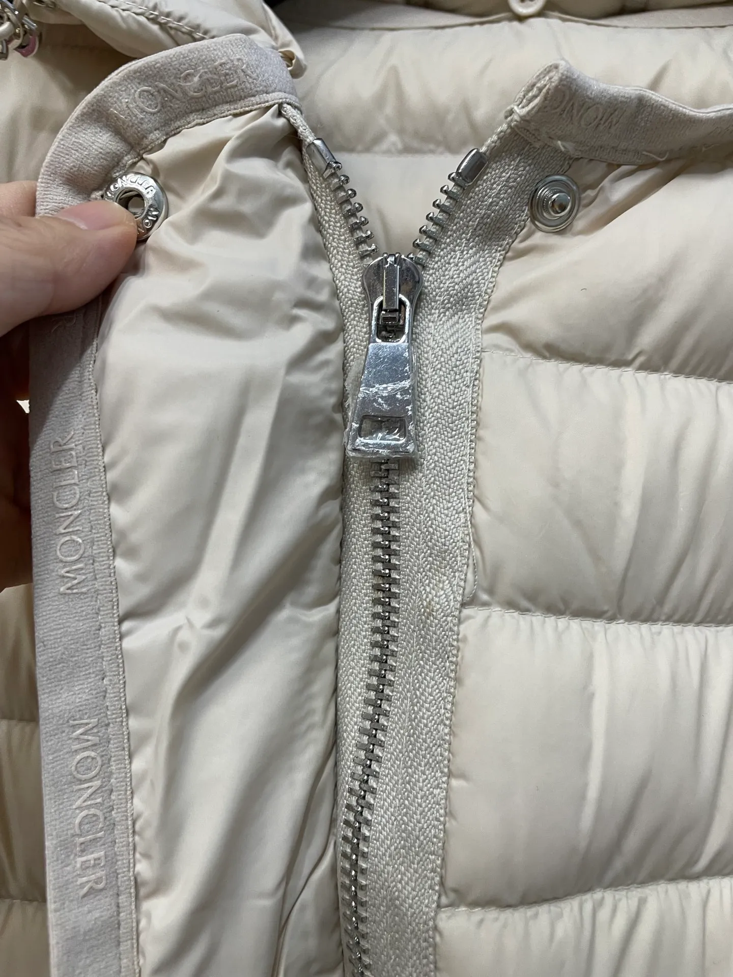P760 Moncler recently launched OREDONN women's mid-length slim belted goose down jacket. ✨Complete three labels, synchronized with counters ✨90% goose down filling ✨Slim-fitting waistband design, not picky. Milanese brand Moncler is a benchmark brand in the ski wear industry, and it knows the secret of keeping warm in cold weather. If you want proof, just wear an oredon parka jacket. Made from durable shell and filled with down for added warmth, the silhouette features a quilted and drawstring hood and an elasticated hem for extra protection on chilly days.  Moncler shell down jacket 100% polyamide; filling 90% down, 10% feather; lining 100% polyamide Concealed zip fastening at front Regular fit, drawstring hood, long sleeves, elasticated sleeves and hem, brand badge on sleeves, two front straight pockets with snap buttons, waistband with elasticated waistband, quilted pattern, branded silver Sizes: 0-3