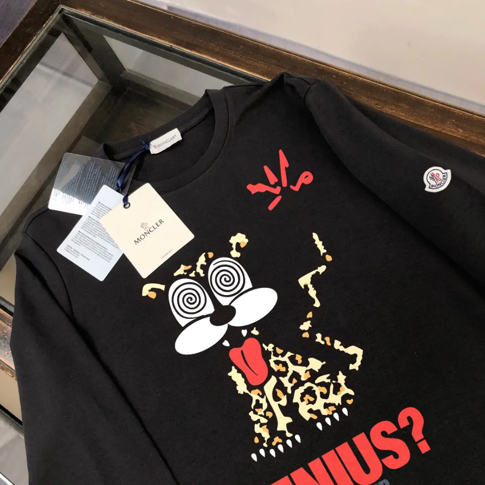 P180, a non-off-the-shelf model, you can trust it. Moncler printed long-sleeved T-shirt, 240g breathable cotton fabric, very soft and comfortable texture, does not shrink, does not deform, does not ball), can be worn alone as a base layer. Original customized accessories, collar label, care mark, hangtag, packaging (perfect details) Color: White Black Size: XS S M L