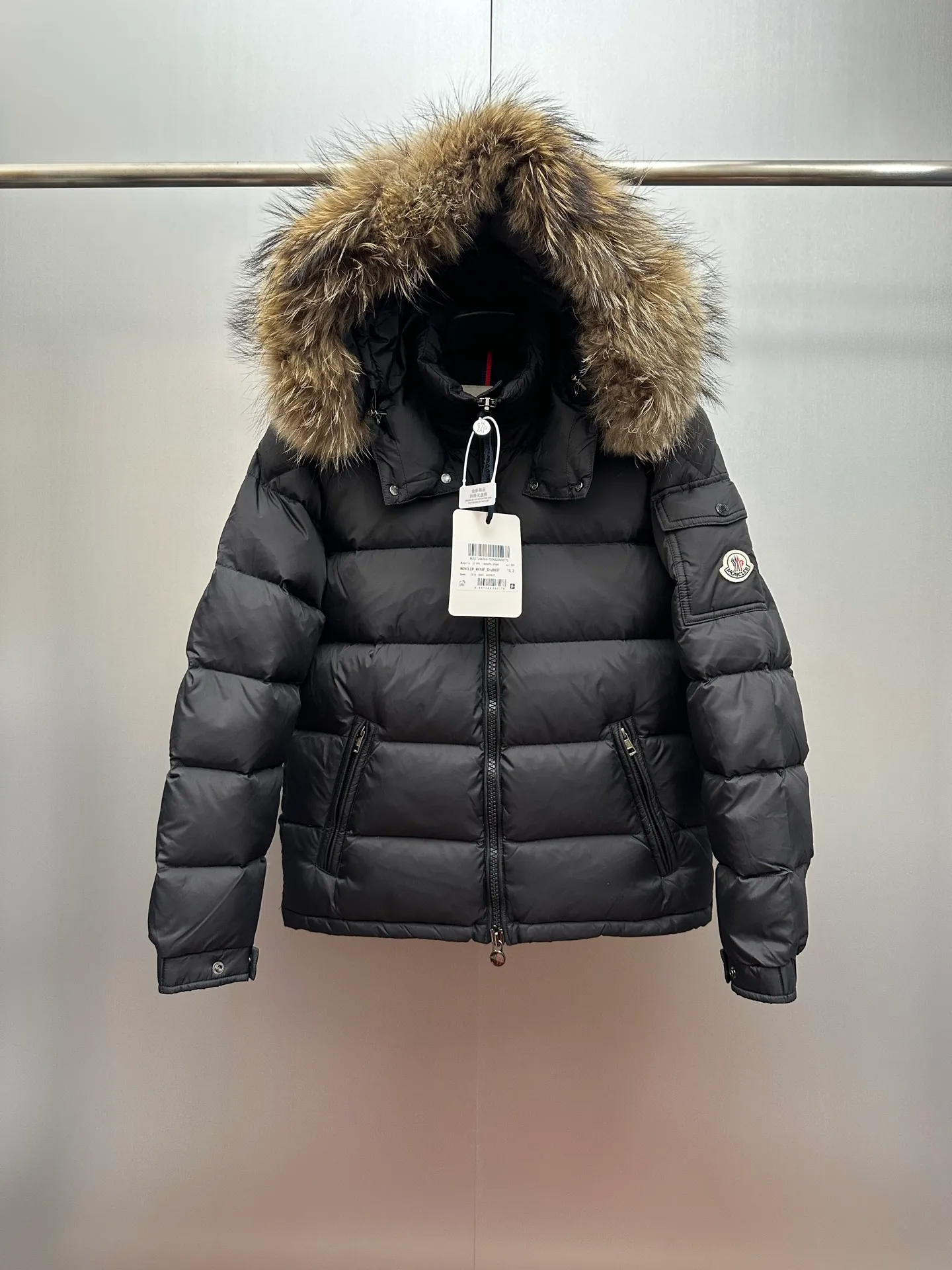 P1160 New down jacket⬆️Moncler Mayaf short men's down jacket jacket. The hood is removable and the fur collar is removable. Based on Maya, a removable fur collar is added. The Mayaf men's hooded down jacket is made of functional nylon fabric, and the hood is equipped with removable synthetic material trim.  The Mayaf short down jacket is a reinterpretation of the classic Moncler Maya style in an instantly recognizable silhouette, with a removable hood and adjustable hem. Made from functional fabric with removable synthetic trim on the hood. The sleeves are embellished with classic patch pockets, reflecting the brand's signature style. Details • Made from functional fabric • Lined with functional fabric • Filled with down • Press-stud collar • Detachable hood with removable synthetic trim • Zip closure • Zippered pockets • Patch pockets with press-stud • Adjustable elastic cuffs • Adjustable drawstring hem Color: Black/Navy Blue Size : 1-6
