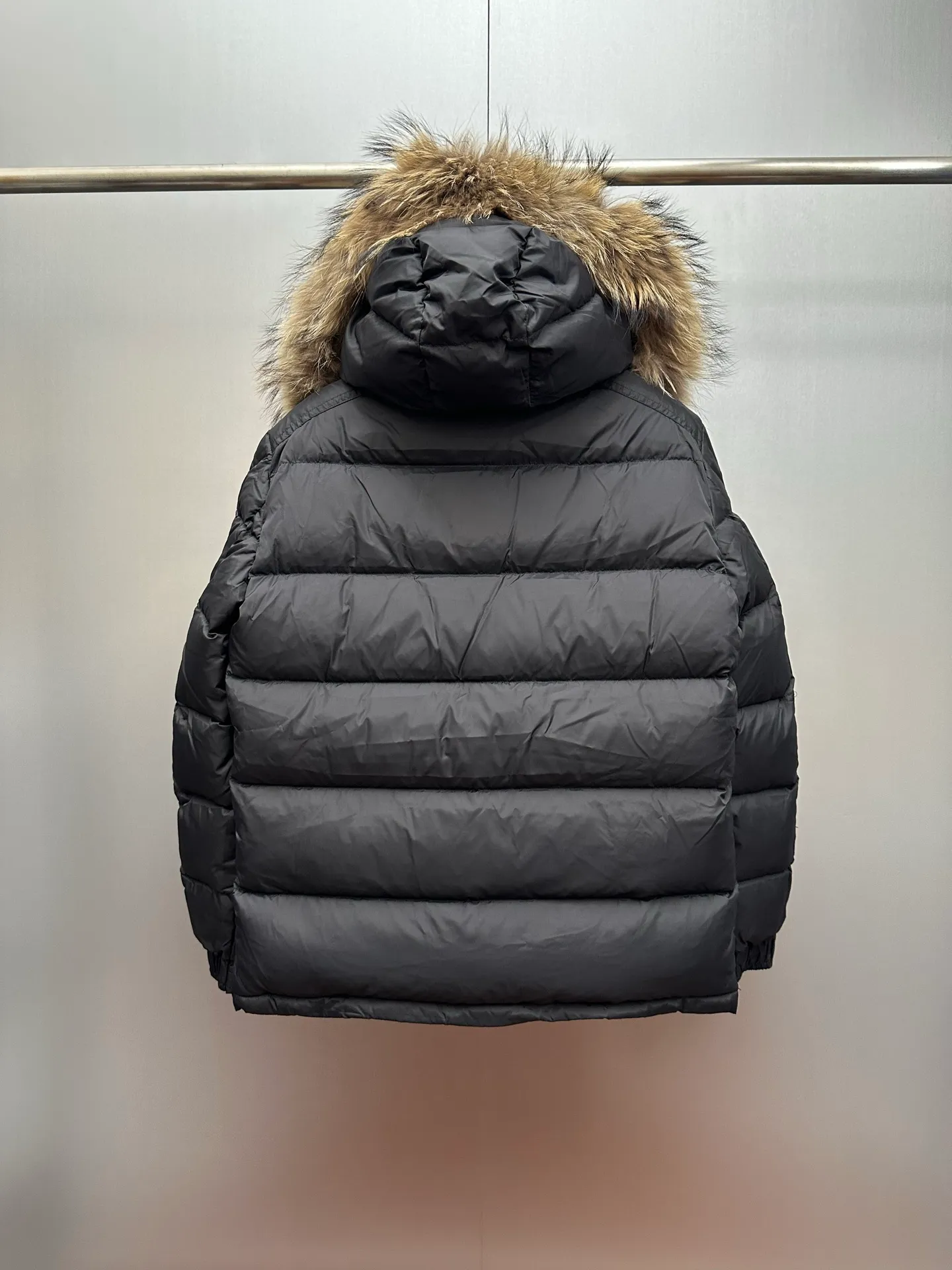 P1160 New down jacket⬆️Moncler Mayaf short men's down jacket jacket. The hood is removable and the fur collar is removable. Based on Maya, a removable fur collar is added. The Mayaf men's hooded down jacket is made of functional nylon fabric, and the hood is equipped with removable synthetic material trim.  The Mayaf short down jacket is a reinterpretation of the classic Moncler Maya style in an instantly recognizable silhouette, with a removable hood and adjustable hem. Made from functional fabric with removable synthetic trim on the hood. The sleeves are embellished with classic patch pockets, reflecting the brand's signature style. Details • Made from functional fabric • Lined with functional fabric • Filled with down • Press-stud collar • Detachable hood with removable synthetic trim • Zip closure • Zippered pockets • Patch pockets with press-stud • Adjustable elastic cuffs • Adjustable drawstring hem Color: Black/Navy Blue Size : 1-6