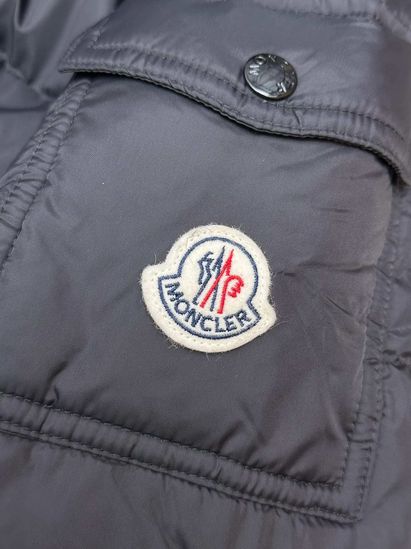 P1160 New down jacket⬆️Moncler Mayaf short men's down jacket jacket. The hood is removable and the fur collar is removable. Based on Maya, a removable fur collar is added. The Mayaf men's hooded down jacket is made of functional nylon fabric, and the hood is equipped with removable synthetic material trim.  The Mayaf short down jacket is a reinterpretation of the classic Moncler Maya style in an instantly recognizable silhouette, with a removable hood and adjustable hem. Made from functional fabric with removable synthetic trim on the hood. The sleeves are embellished with classic patch pockets, reflecting the brand's signature style. Details • Made from functional fabric • Lined with functional fabric • Filled with down • Press-stud collar • Detachable hood with removable synthetic trim • Zip closure • Zippered pockets • Patch pockets with press-stud • Adjustable elastic cuffs • Adjustable drawstring hem Color: Black/Navy Blue Size : 1-6
