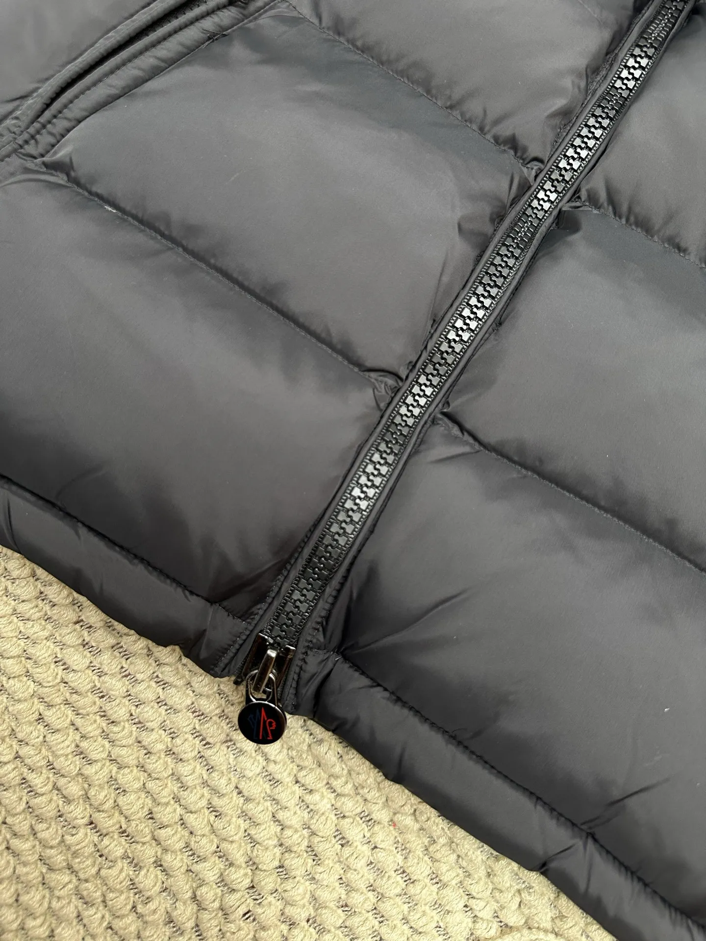 P1160 New down jacket⬆️Moncler Mayaf short men's down jacket jacket. The hood is removable and the fur collar is removable. Based on Maya, a removable fur collar is added. The Mayaf men's hooded down jacket is made of functional nylon fabric, and the hood is equipped with removable synthetic material trim.  The Mayaf short down jacket is a reinterpretation of the classic Moncler Maya style in an instantly recognizable silhouette, with a removable hood and adjustable hem. Made from functional fabric with removable synthetic trim on the hood. The sleeves are embellished with classic patch pockets, reflecting the brand's signature style. Details • Made from functional fabric • Lined with functional fabric • Filled with down • Press-stud collar • Detachable hood with removable synthetic trim • Zip closure • Zippered pockets • Patch pockets with press-stud • Adjustable elastic cuffs • Adjustable drawstring hem Color: Black/Navy Blue Size : 1-6