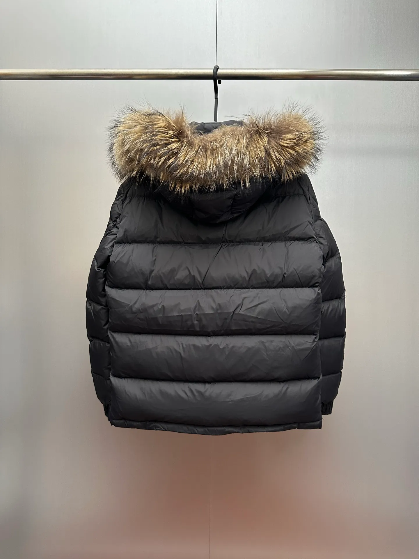 P1160 New down jacket⬆️Moncler Mayaf short men's down jacket jacket. The hood is removable and the fur collar is removable. Based on Maya, a removable fur collar is added. The Mayaf men's hooded down jacket is made of functional nylon fabric, and the hood is equipped with removable synthetic material trim.  The Mayaf short down jacket is a reinterpretation of the classic Moncler Maya style in an instantly recognizable silhouette, with a removable hood and adjustable hem. Made from functional fabric with removable synthetic trim on the hood. The sleeves are embellished with classic patch pockets, reflecting the brand's signature style. Details • Made from functional fabric • Lined with functional fabric • Filled with down • Press-stud collar • Detachable hood with removable synthetic trim • Zip closure • Zippered pockets • Patch pockets with press-stud • Adjustable elastic cuffs • Adjustable drawstring hem Color: Black/Navy Blue Size : 1-6