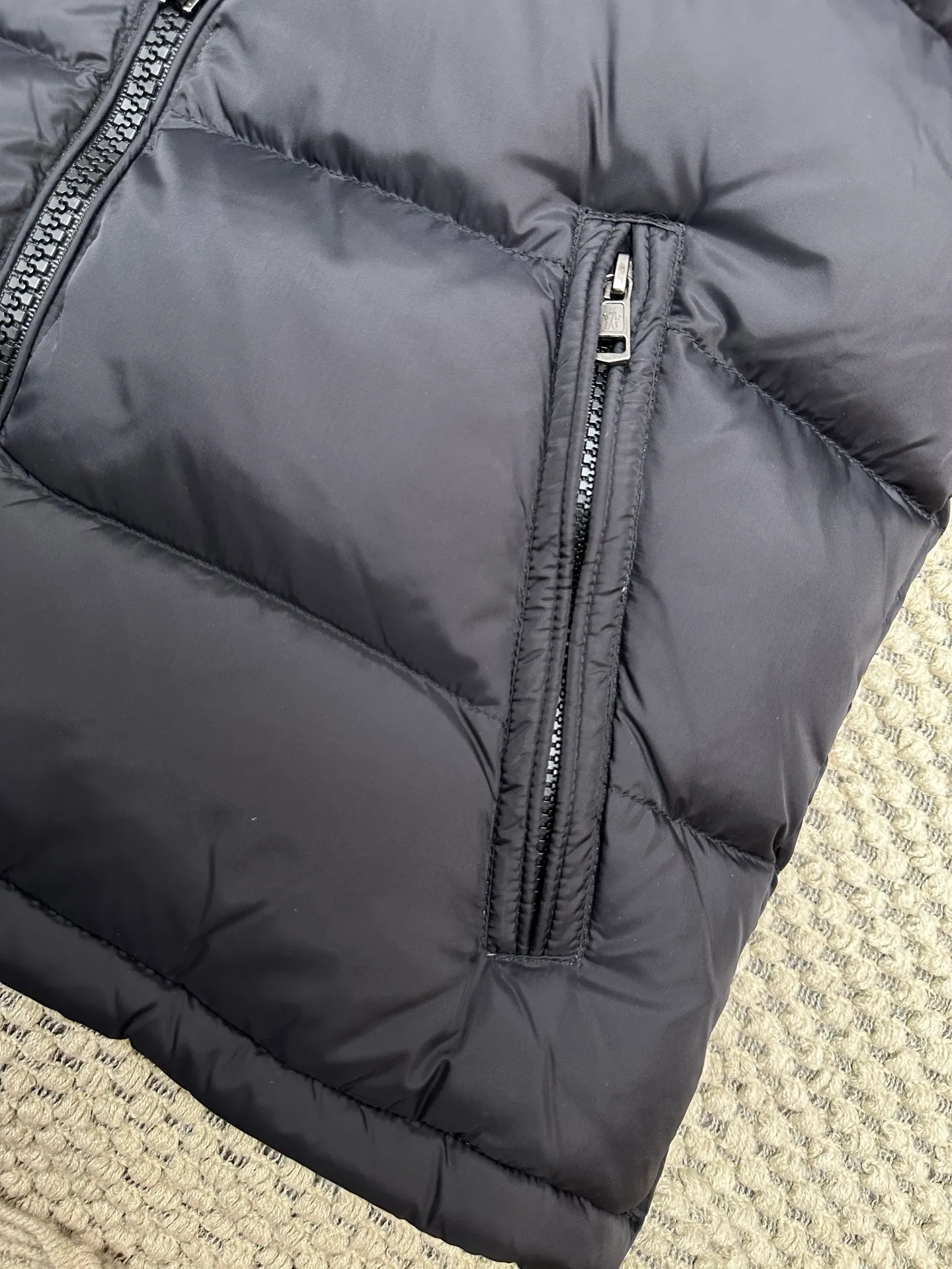 P1160 New down jacket⬆️Moncler Mayaf short men's down jacket jacket. The hood is removable and the fur collar is removable. Based on Maya, a removable fur collar is added. The Mayaf men's hooded down jacket is made of functional nylon fabric, and the hood is equipped with removable synthetic material trim.  The Mayaf short down jacket is a reinterpretation of the classic Moncler Maya style in an instantly recognizable silhouette, with a removable hood and adjustable hem. Made from functional fabric with removable synthetic trim on the hood. The sleeves are embellished with classic patch pockets, reflecting the brand's signature style. Details • Made from functional fabric • Lined with functional fabric • Filled with down • Press-stud collar • Detachable hood with removable synthetic trim • Zip closure • Zippered pockets • Patch pockets with press-stud • Adjustable elastic cuffs • Adjustable drawstring hem Color: Black/Navy Blue Size : 1-6