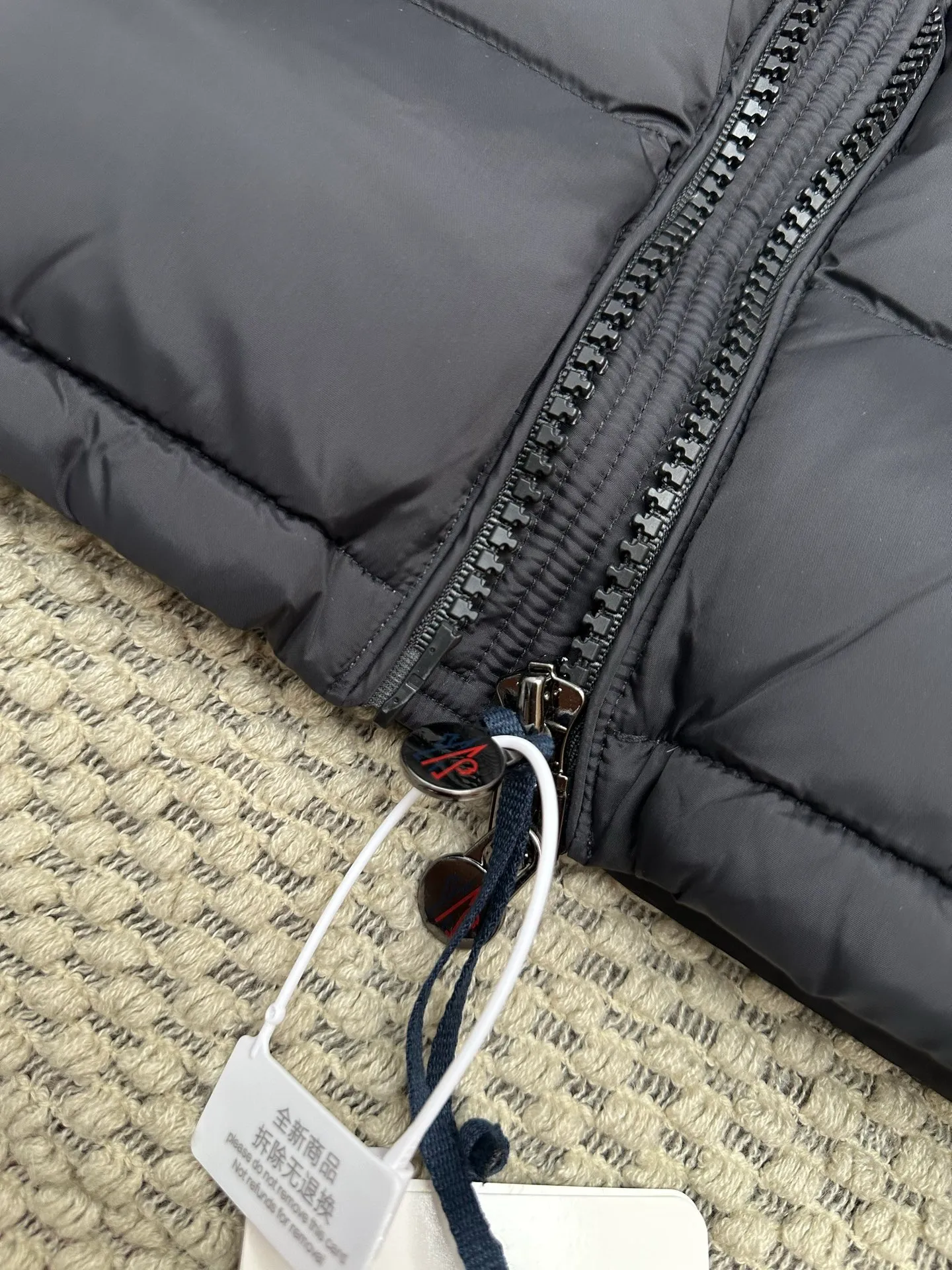 P1160 New down jacket⬆️Moncler Mayaf short men's down jacket jacket. The hood is removable and the fur collar is removable. Based on Maya, a removable fur collar is added. The Mayaf men's hooded down jacket is made of functional nylon fabric, and the hood is equipped with removable synthetic material trim.  The Mayaf short down jacket is a reinterpretation of the classic Moncler Maya style in an instantly recognizable silhouette, with a removable hood and adjustable hem. Made from functional fabric with removable synthetic trim on the hood. The sleeves are embellished with classic patch pockets, reflecting the brand's signature style. Details • Made from functional fabric • Lined with functional fabric • Filled with down • Press-stud collar • Detachable hood with removable synthetic trim • Zip closure • Zippered pockets • Patch pockets with press-stud • Adjustable elastic cuffs • Adjustable drawstring hem Color: Black/Navy Blue Size : 1-6